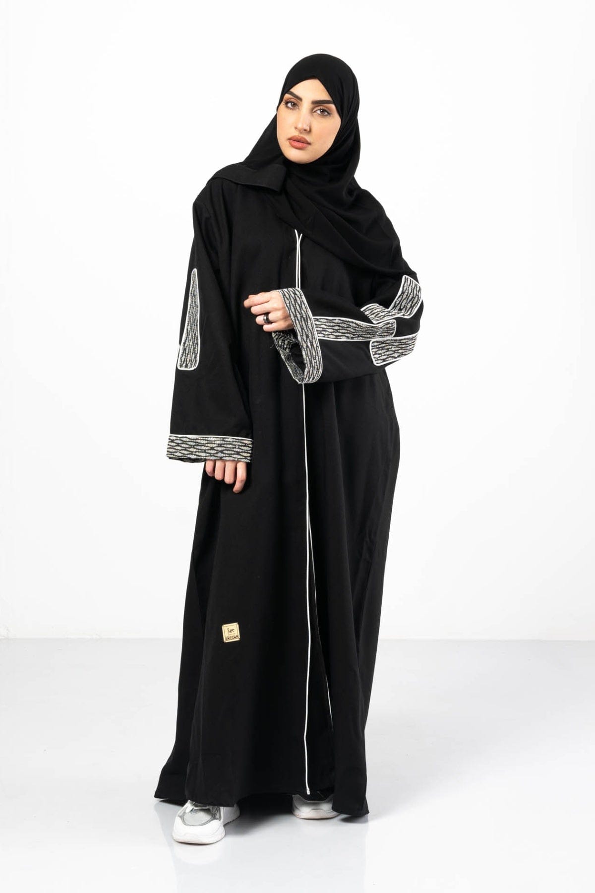 جوهرة عباية كتان مع قماش قطان واسعة مطرزة كم طويل أسود