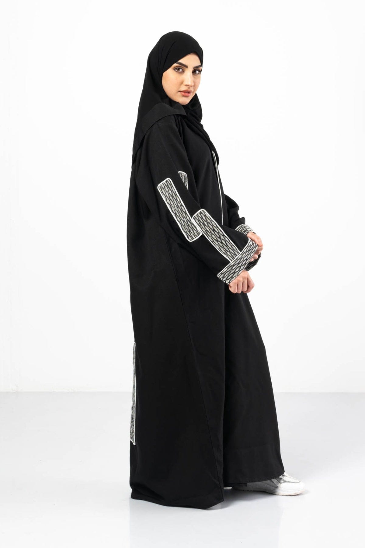 جوهرة عباية كتان مع قماش قطان واسعة مطرزة كم طويل أسود