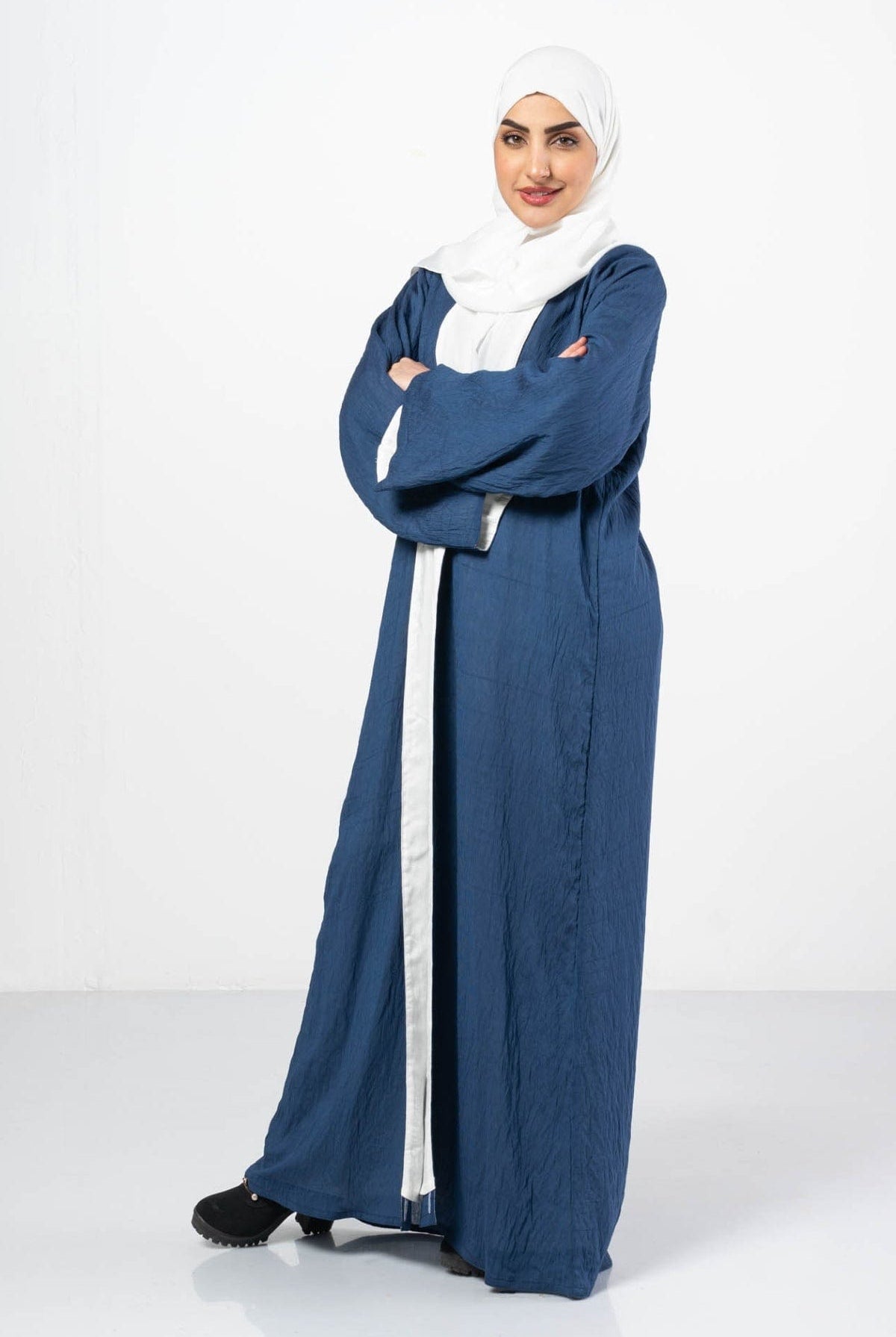 جوهرة عباية حرير مغسول كلاسيك مع بطانة كم طويل أسود