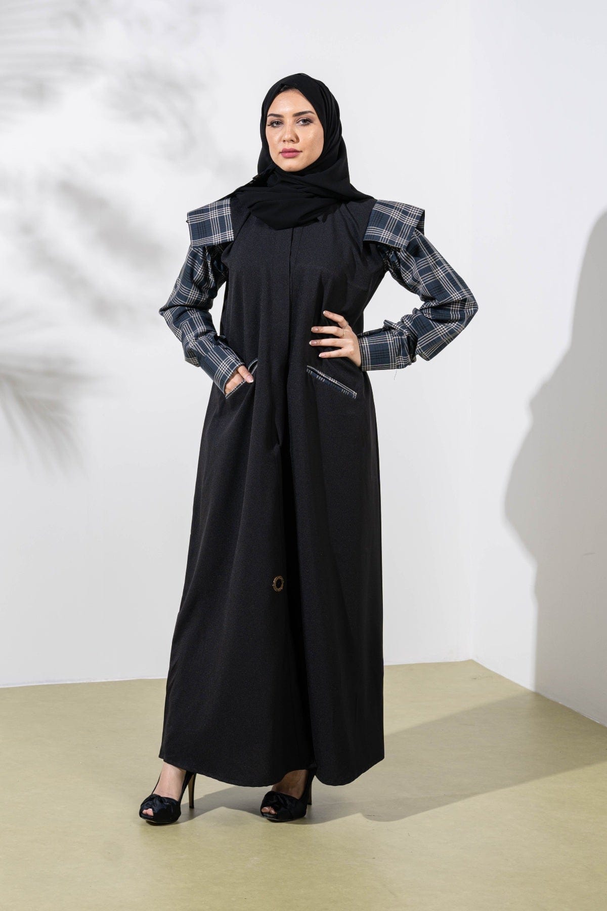 جوهرة عباية كريب باكمام كاروهات وقبة وجيوب وأزرار أمامية أسود