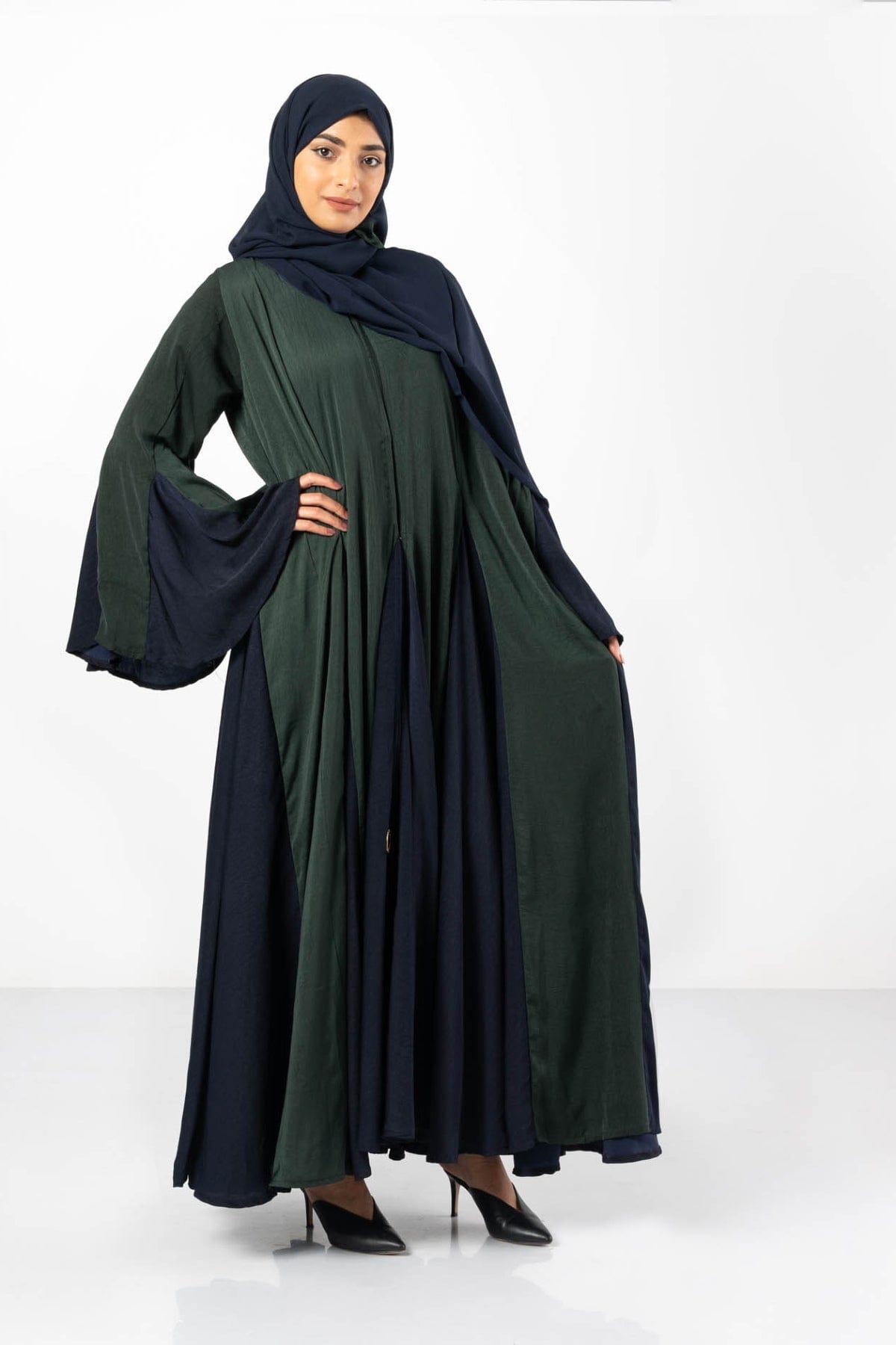 جوهرة عباية حرير مغسول بكسرات واسعة أخضر غامق