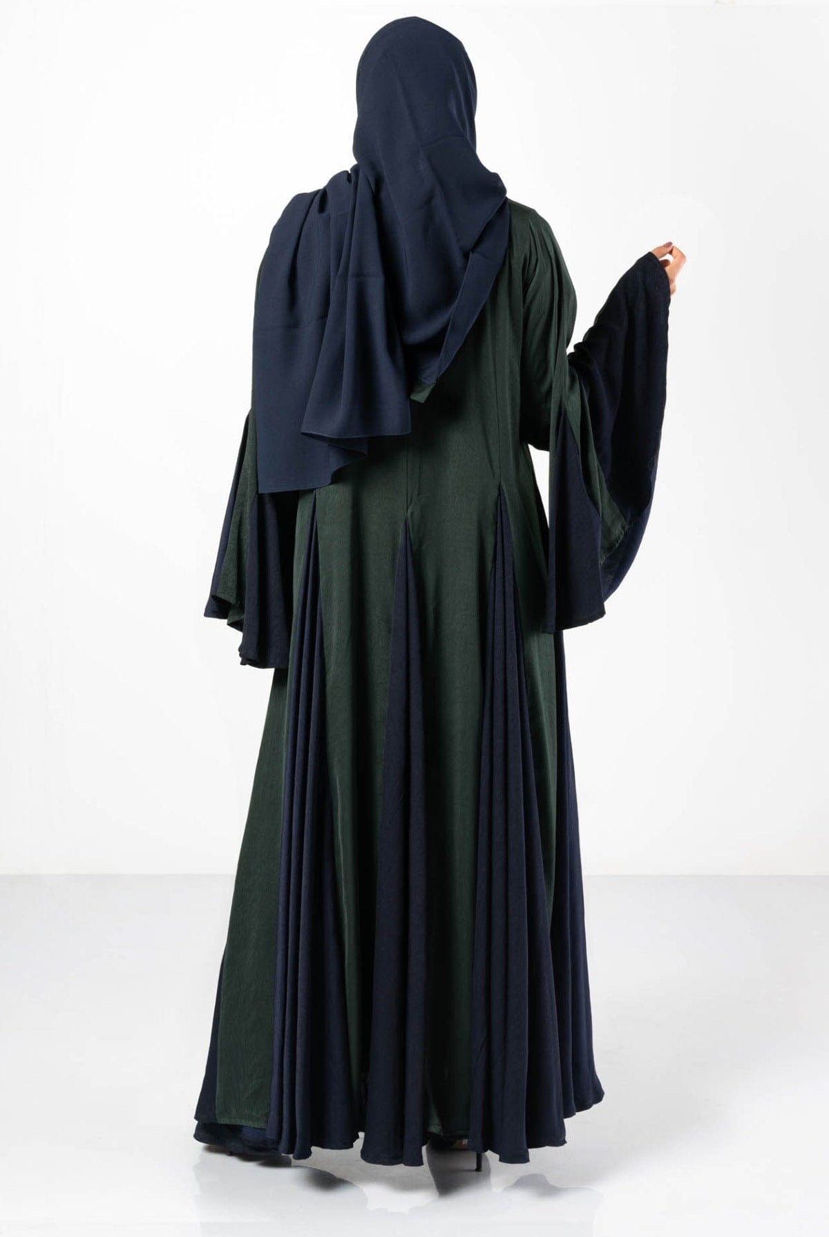 جوهرة عباية حرير مغسول بكسرات واسعة أخضر غامق