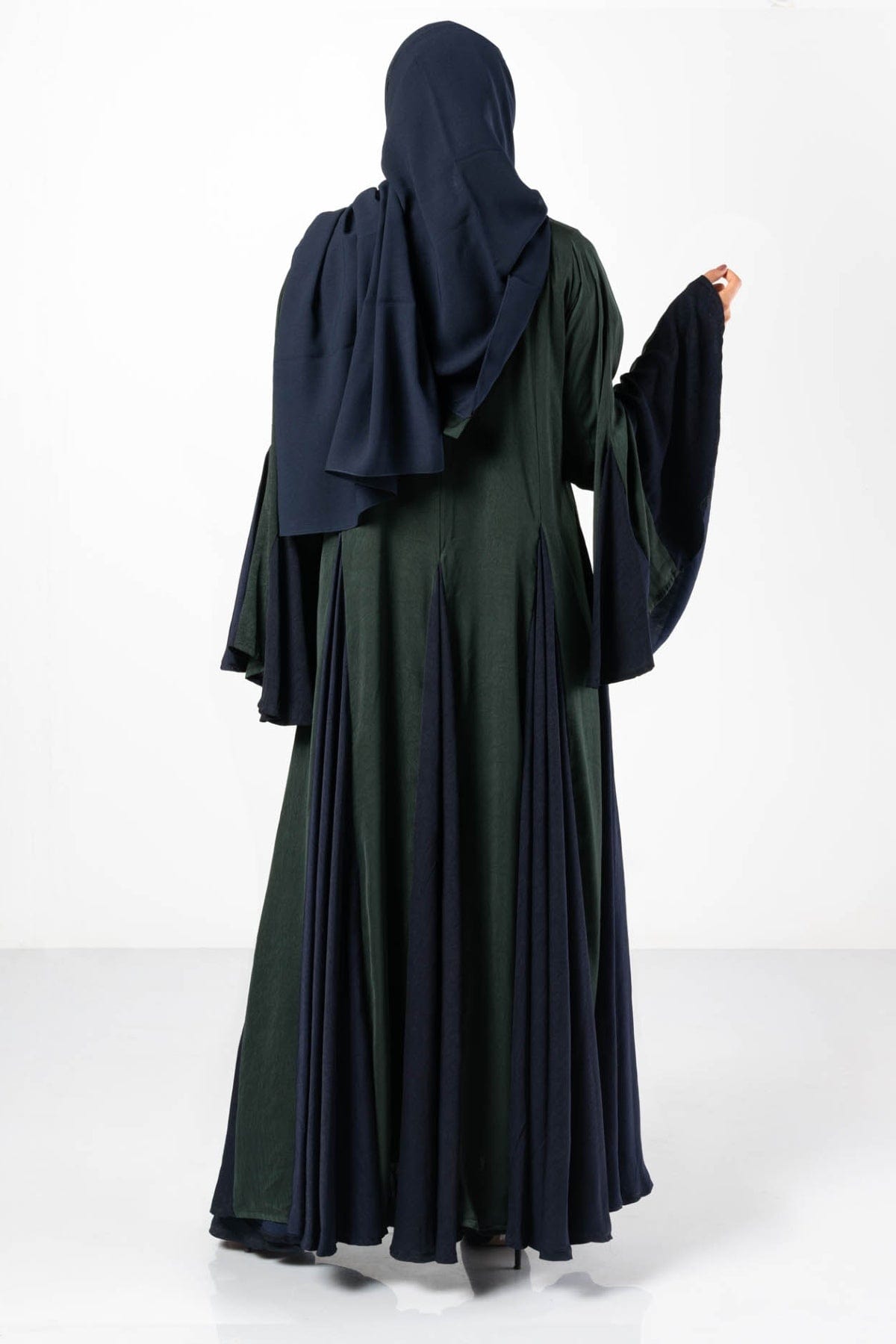 جوهرة عباية حرير مغسول بكسرات واسعة أخضر غامق