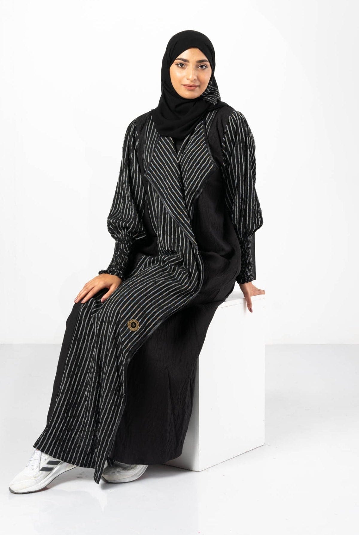 جوهرة عباية مخططه كلاسيكية من الكتان مع ياقة طويلة أسود