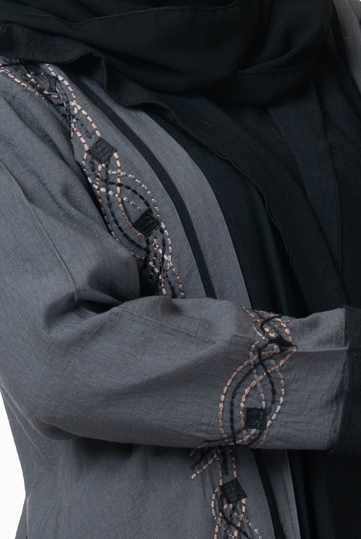 جوهرة عباية كتان لونين مطرزة على الجانبين كم طويل أسود