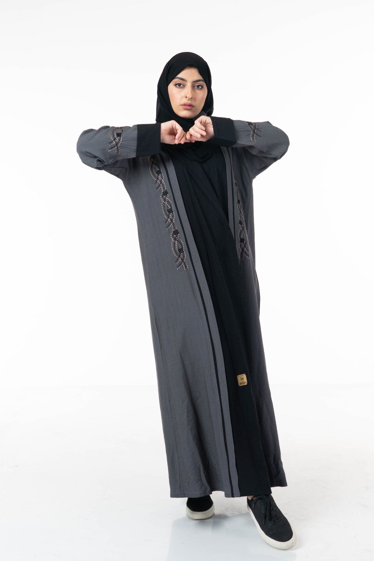 جوهرة عباية كتان لونين مطرزة على الجانبين كم طويل أسود