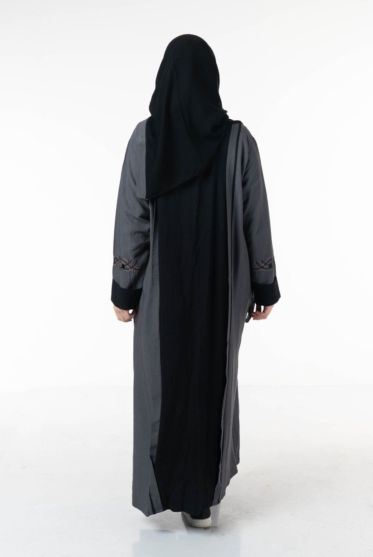 جوهرة عباية كتان لونين مطرزة على الجانبين كم طويل أسود