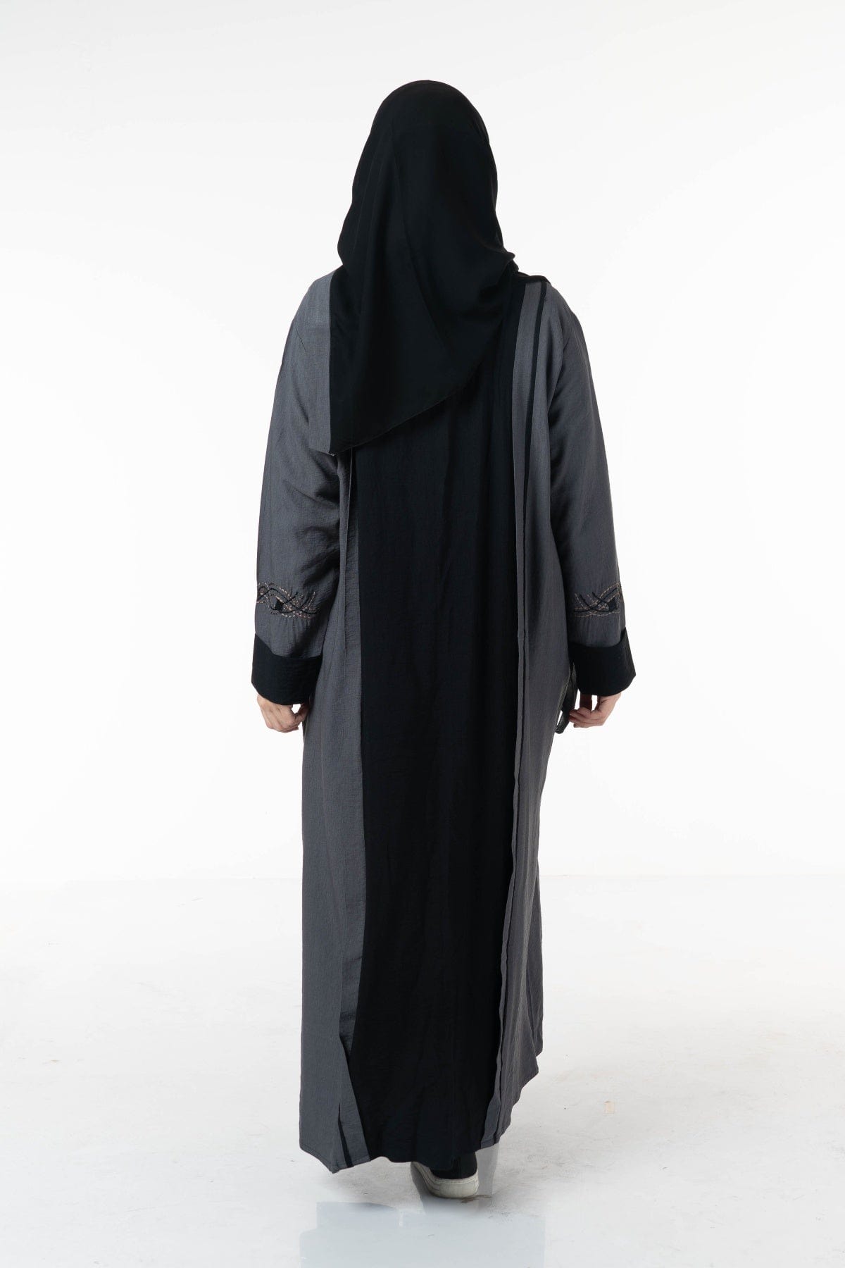 جوهرة عباية كتان لونين مطرزة على الجانبين كم طويل أسود