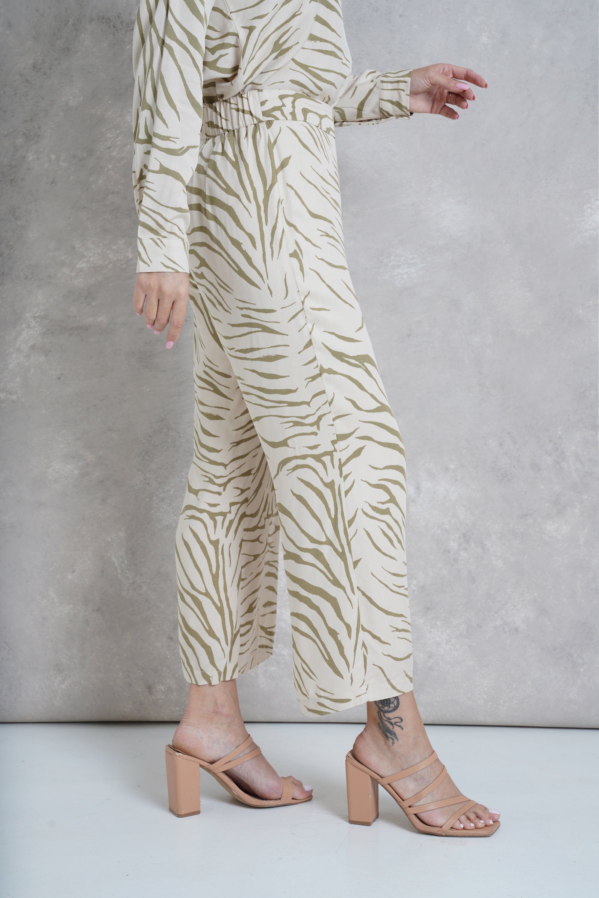 داليدرس بنطلون منقوش وايد ليج وسط مرتفع طويل نسائي