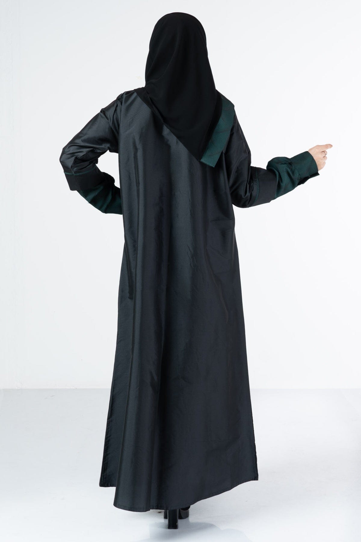 جوهرة عبايه ساده كلاسيكية برقبة جاكار من التفتا أسود