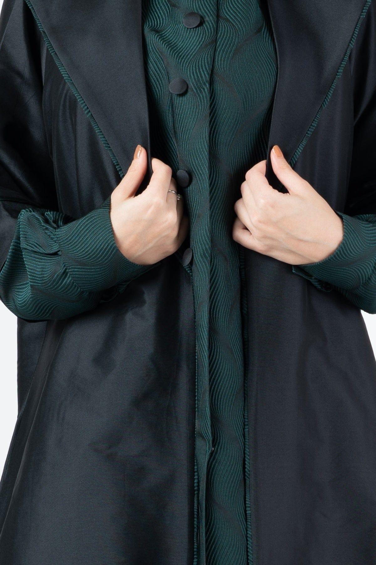 جوهرة عبايه ساده كلاسيكية برقبة جاكار من التفتا أسود