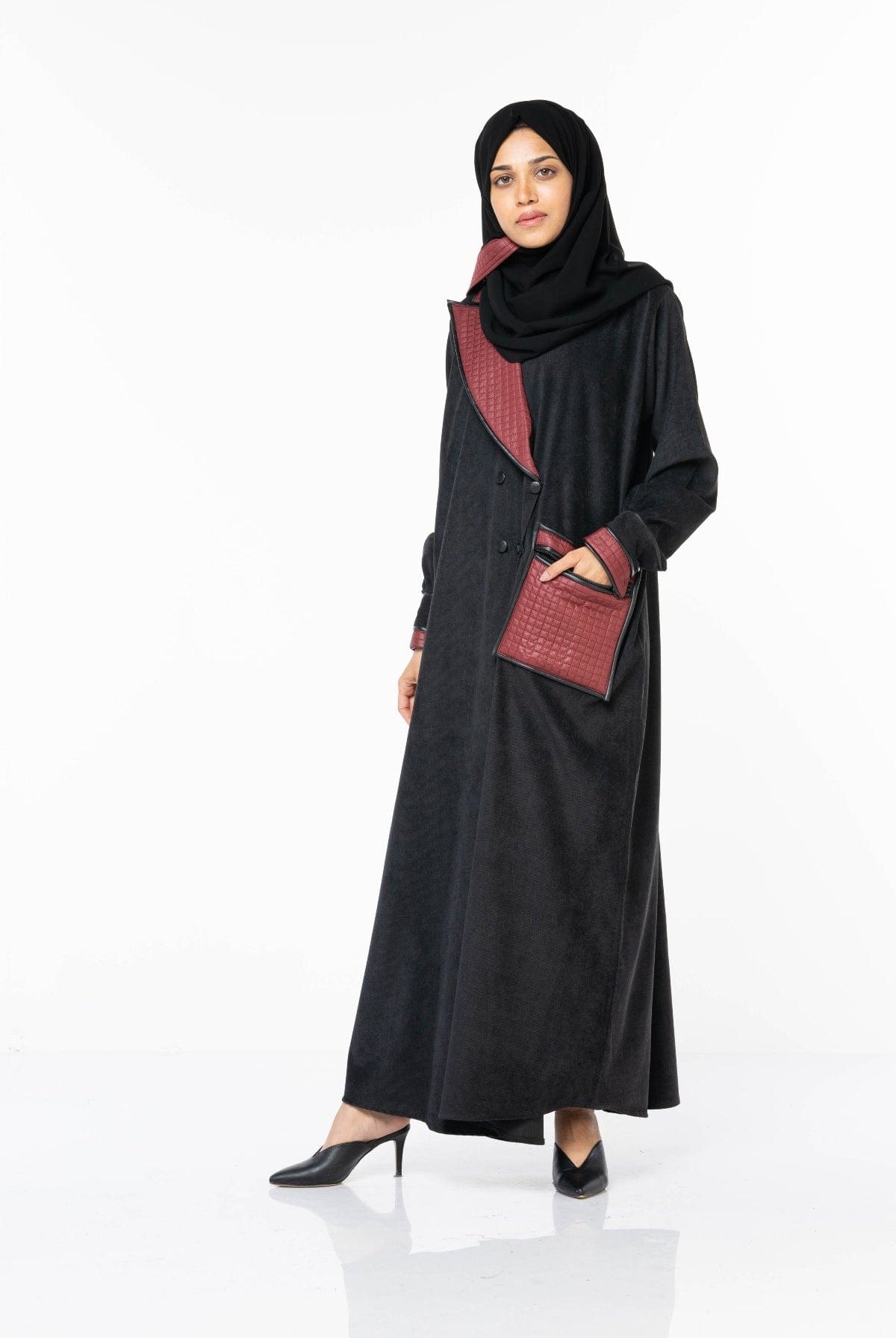 جوهرة عبايه كلاسيكية من جلد الغزال بأكمام ضيقة أسود