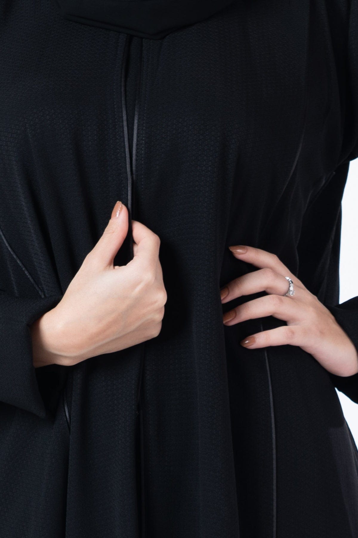 جوهرة عباية كريب بنمط مخطط بطبعة مربعات كلاسيكية أسود