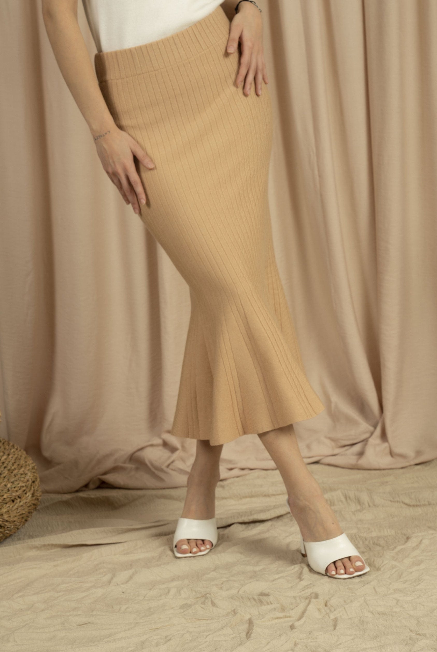 ميكا تنورة ميدي محبوكة واسعة من أسفل نسائي