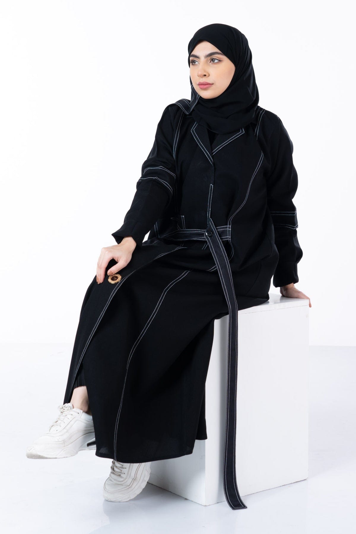 جوهرة عباية كتان بخطوط بيضاء بجيوب كم طويل أسود