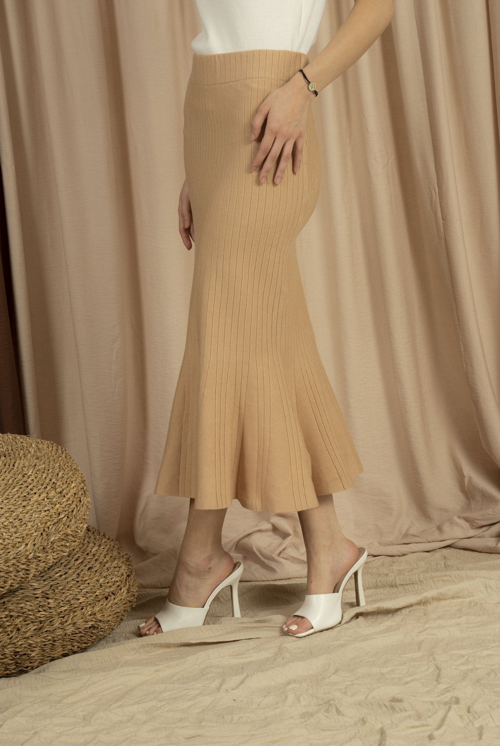 ميكا تنورة ميدي محبوكة واسعة من أسفل نسائي