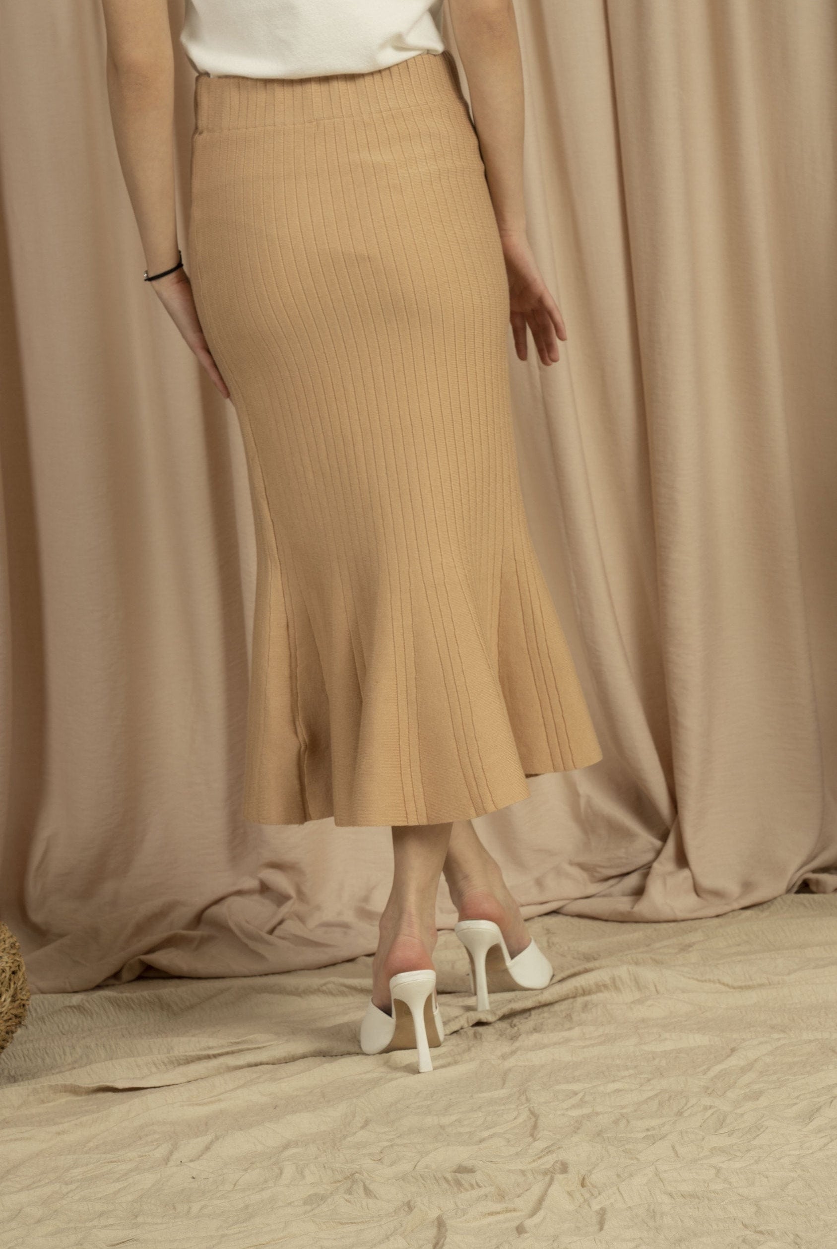 ميكا تنورة ميدي محبوكة واسعة من أسفل نسائي