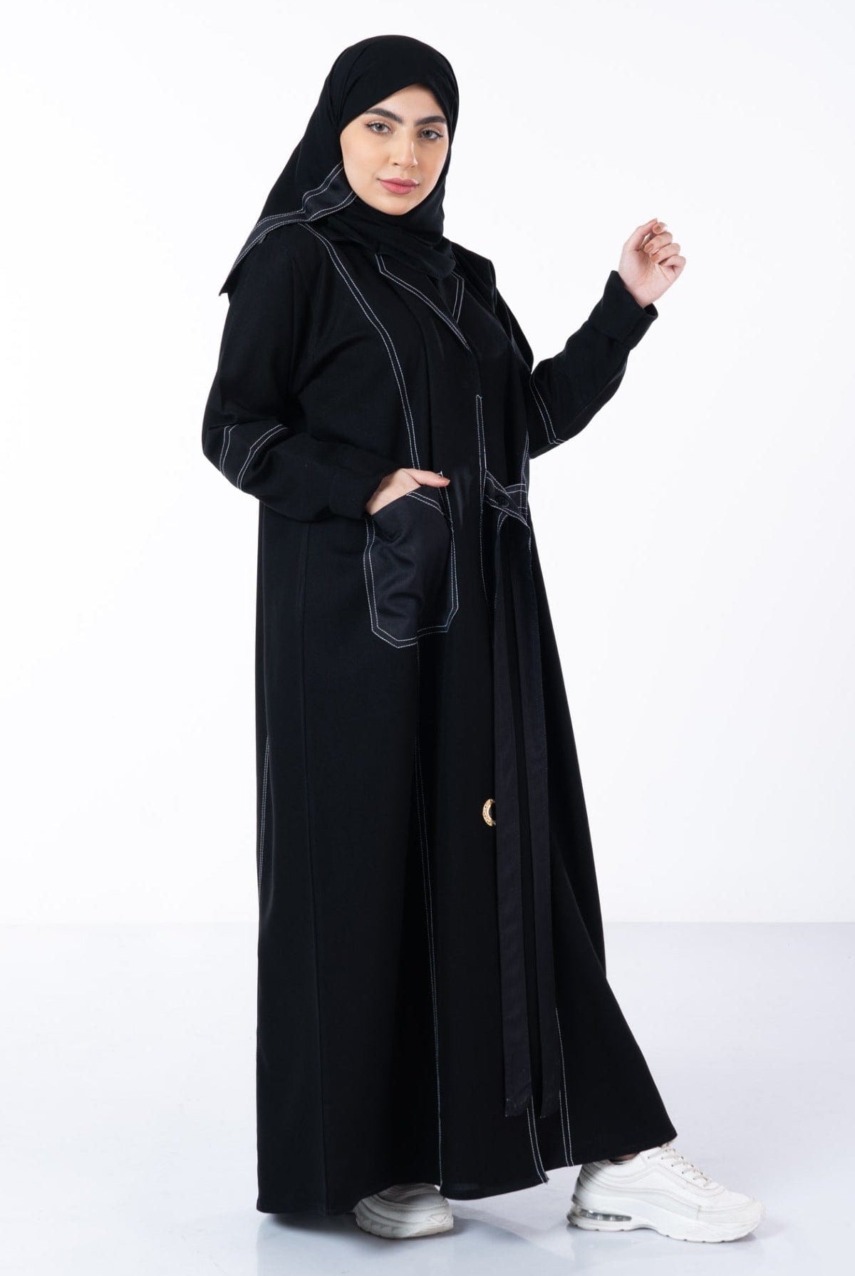 جوهرة عباية كتان بخطوط بيضاء بجيوب كم طويل أسود