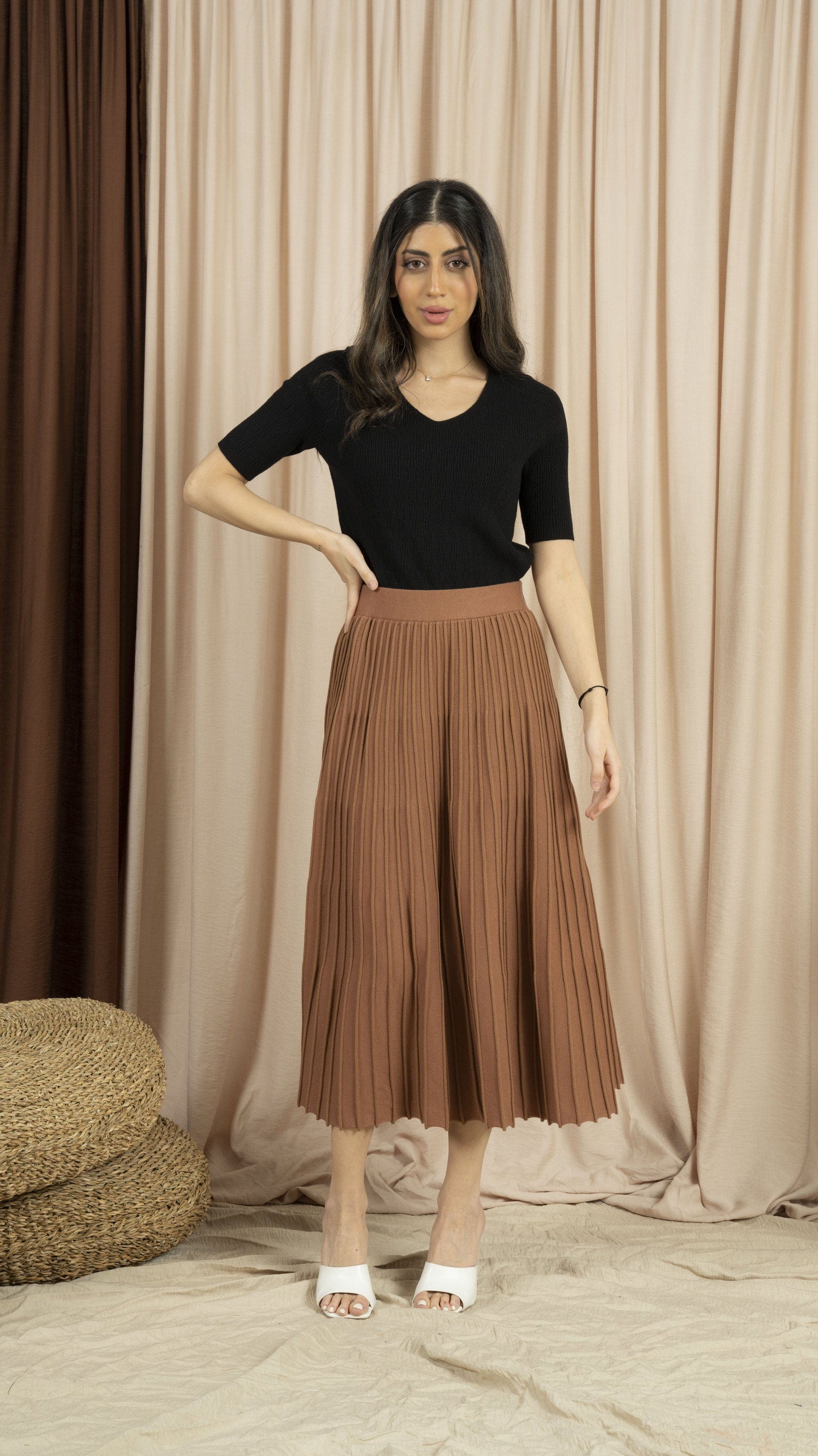 ميكا بلوزة نسائية سادة بفتحة صدرV