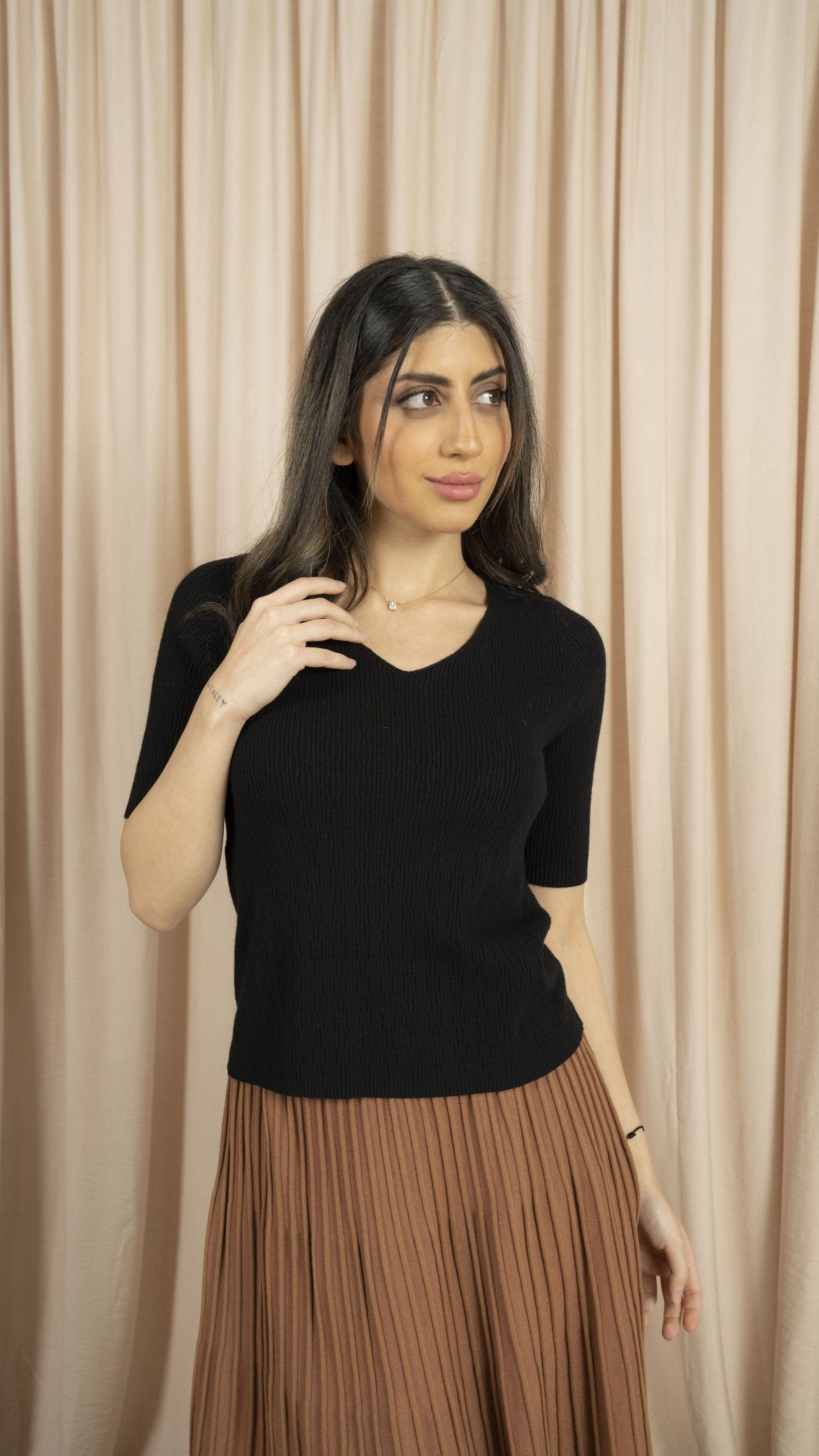 ميكا بلوزة نسائية سادة بفتحة صدرV