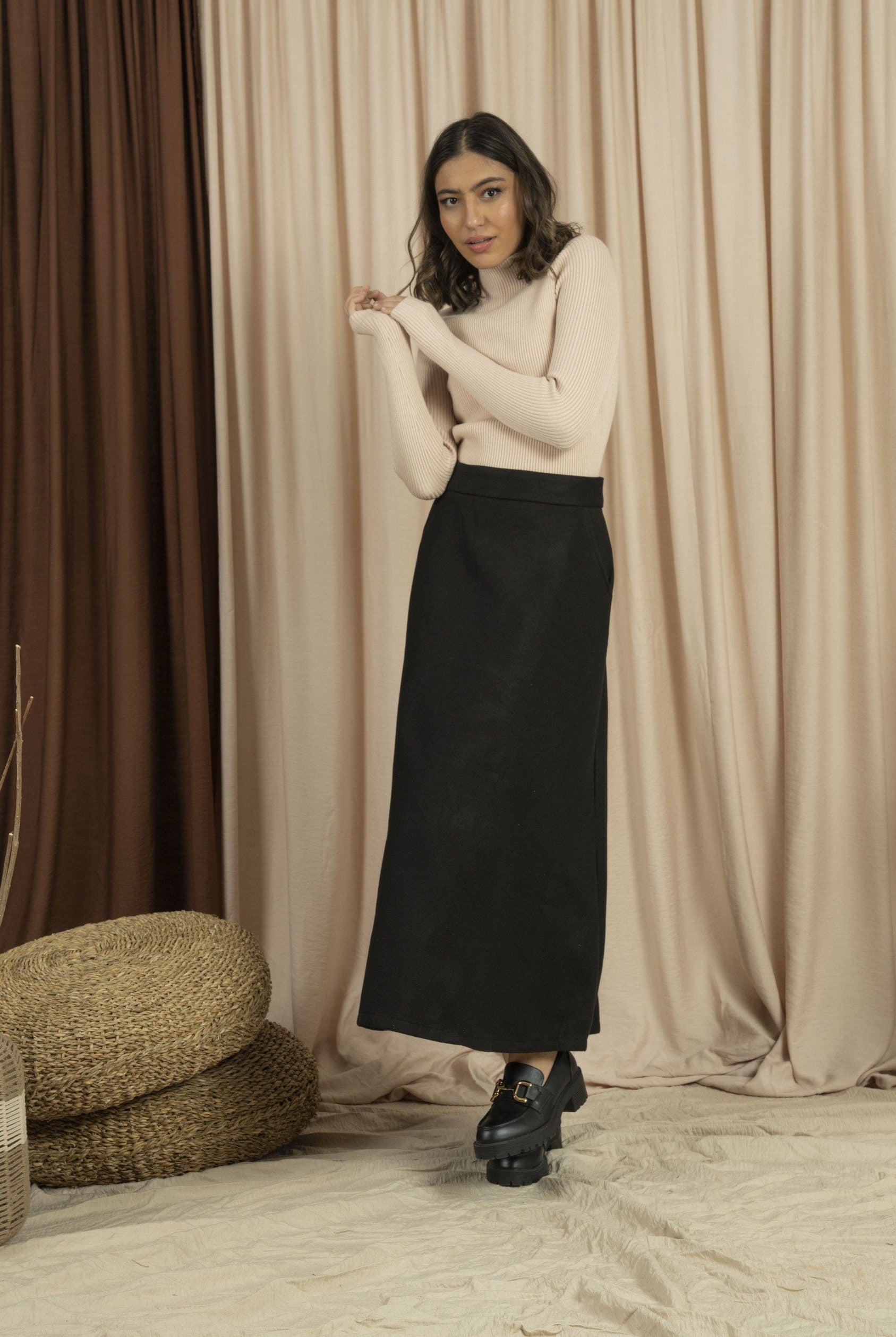 نتشي تنورة ميدي للجامعه هاي نيك منسوجة أسود