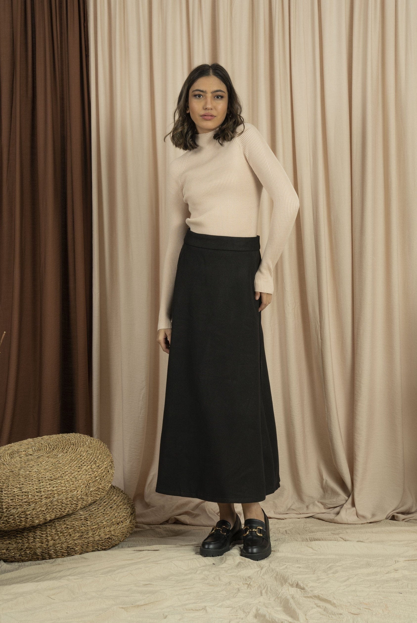 نتشي تنورة ميدي للجامعه هاي نيك منسوجة أسود