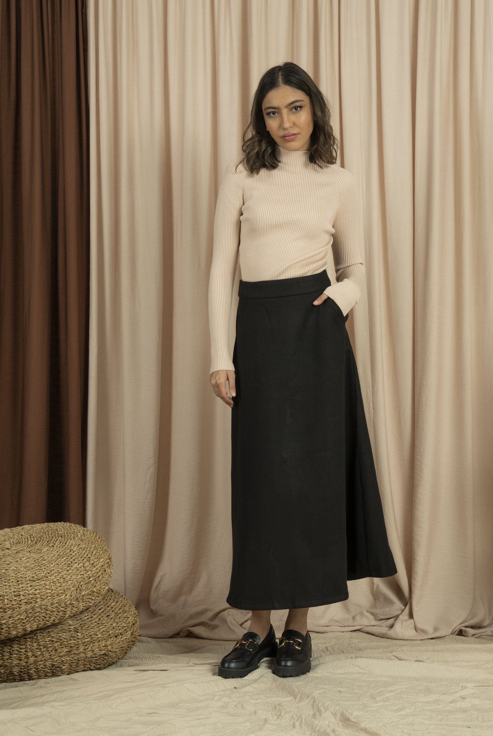 نتشي تنورة ميدي للجامعه هاي نيك منسوجة أسود