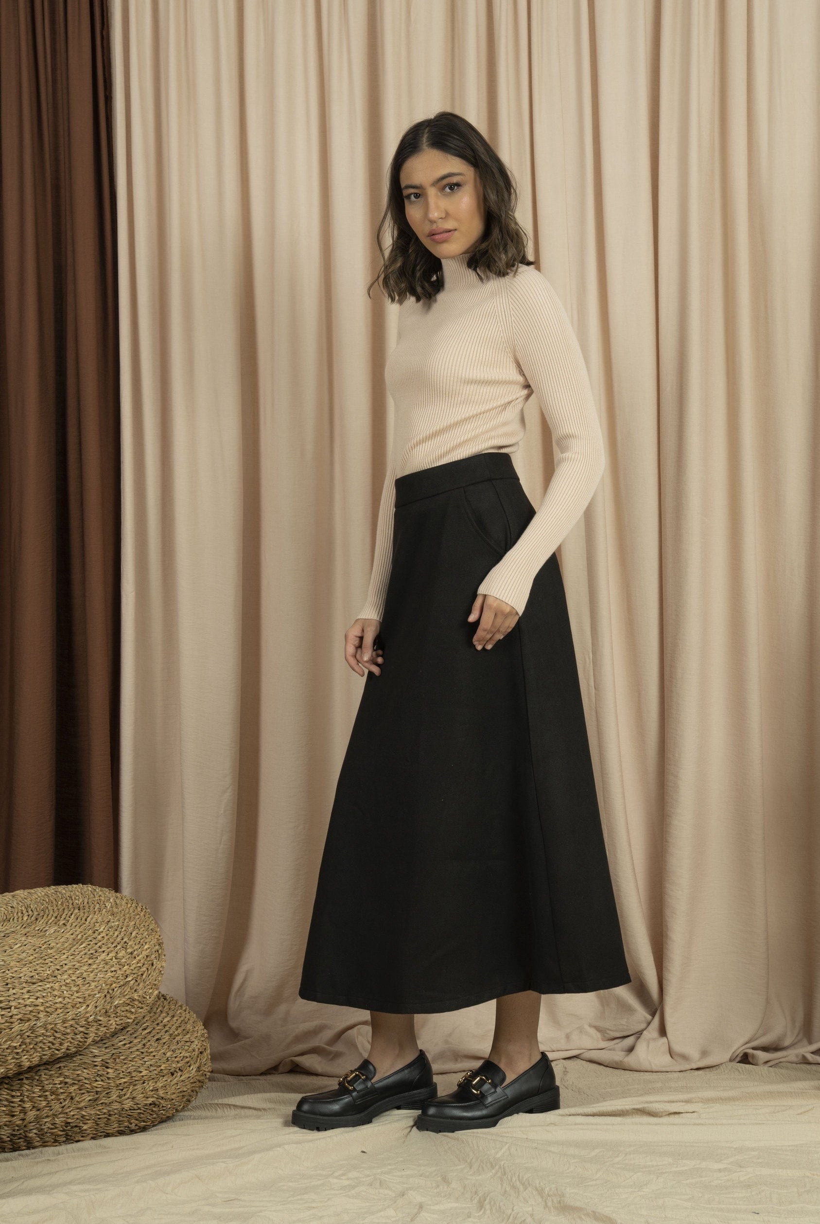 نتشي تنورة ميدي للجامعه هاي نيك منسوجة أسود