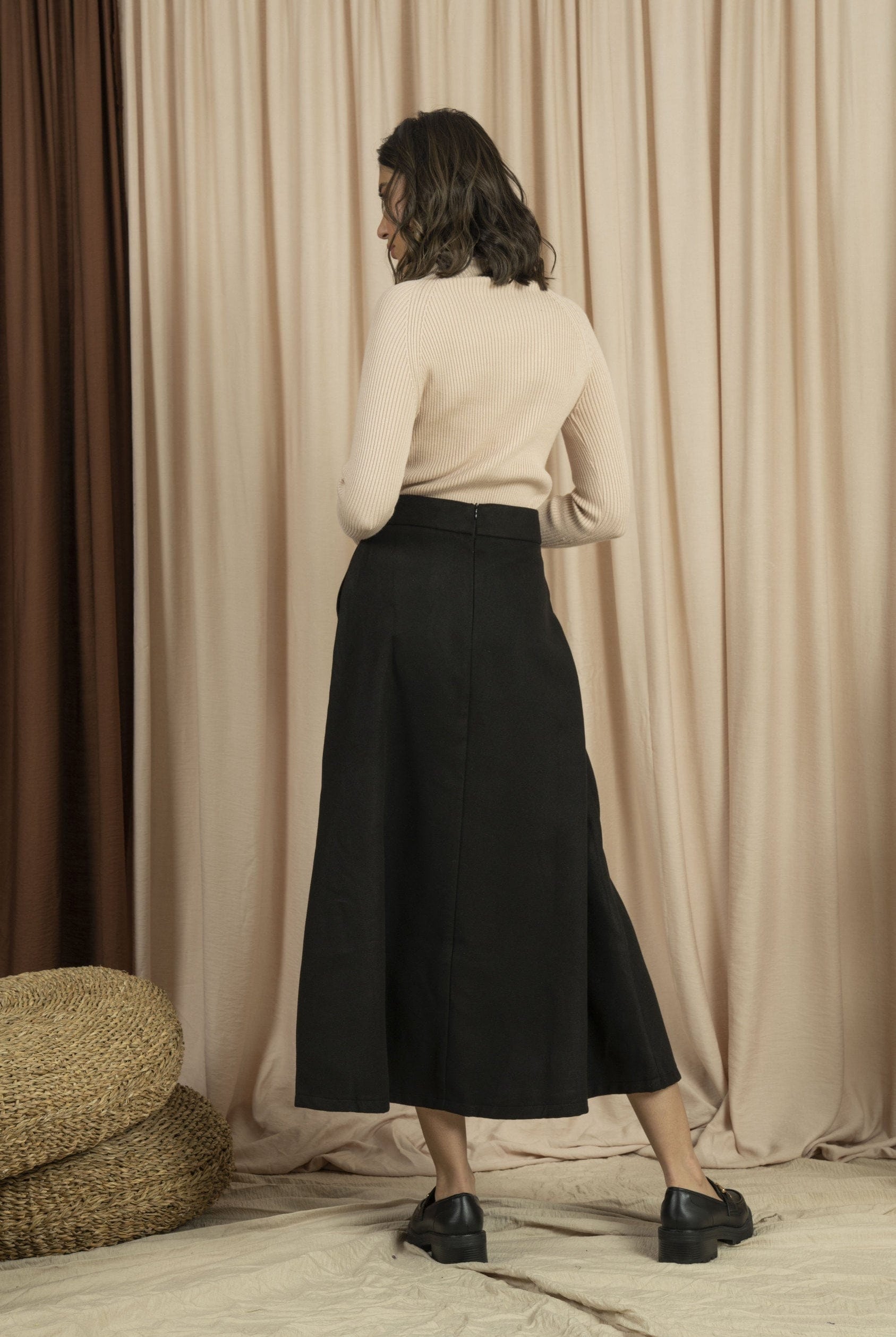 نتشي تنورة ميدي للجامعه هاي نيك منسوجة أسود