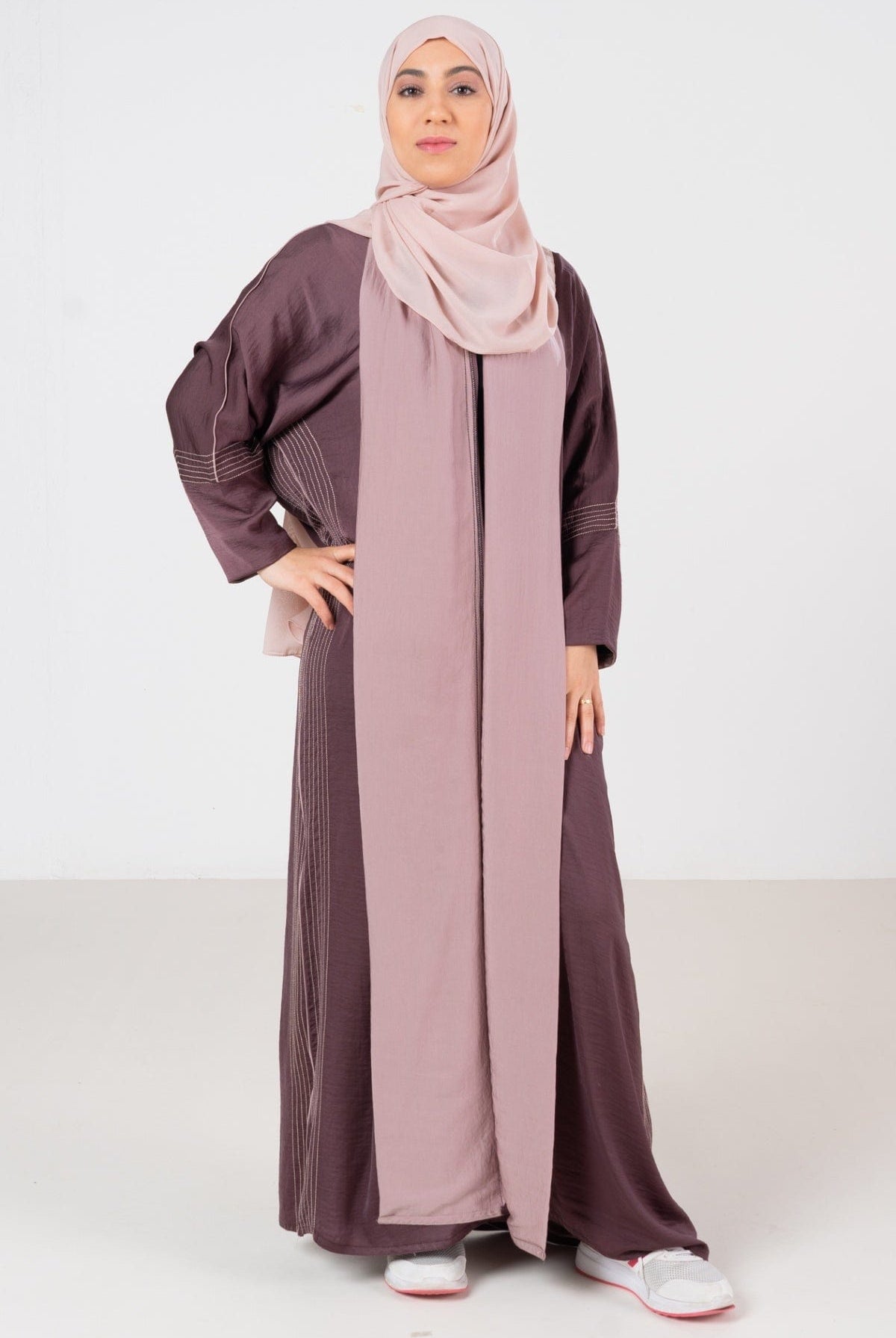 جوهرة عباية كلاسيك حرير مغسول بتطريز كم طويل وردي