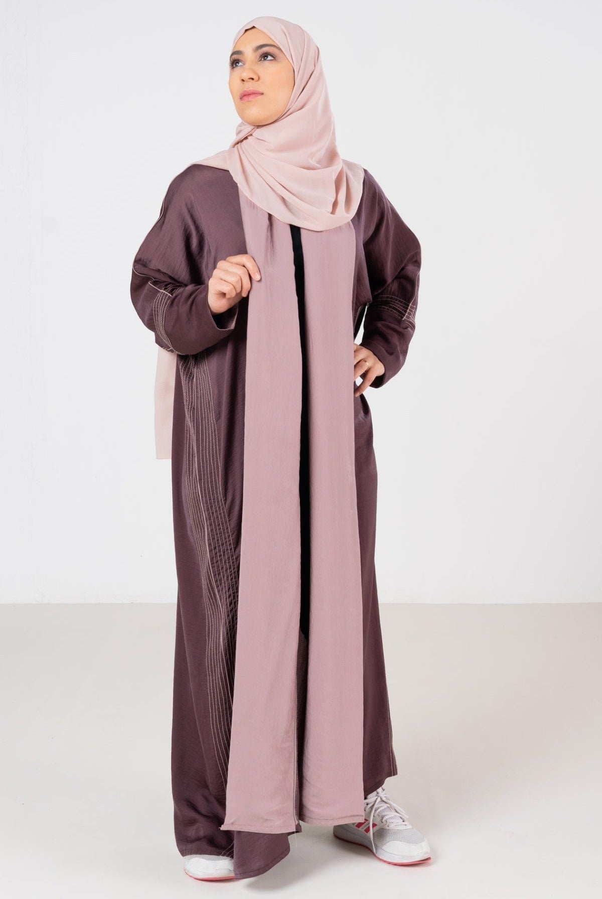 جوهرة عباية كلاسيك حرير مغسول بتطريز كم طويل وردي