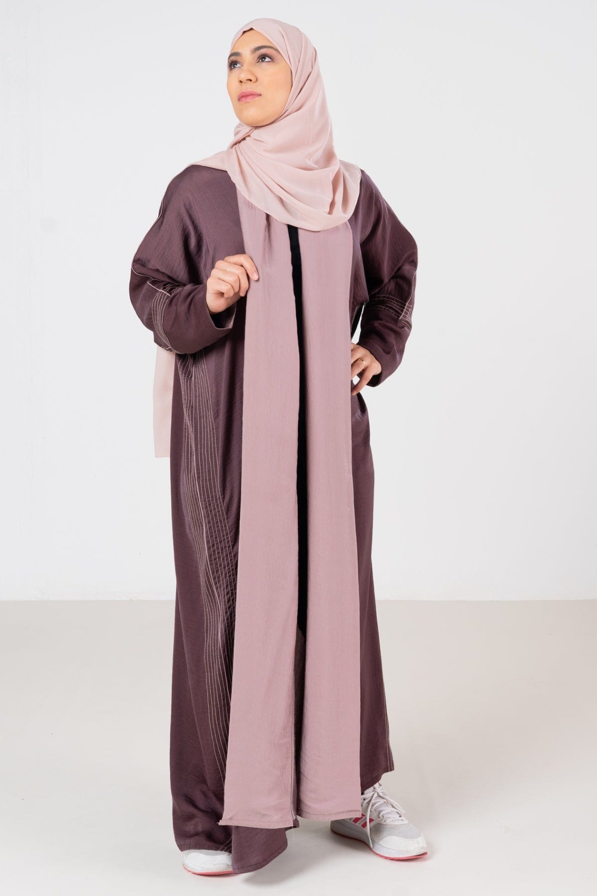 جوهرة عباية كلاسيك حرير مغسول بتطريز كم طويل وردي