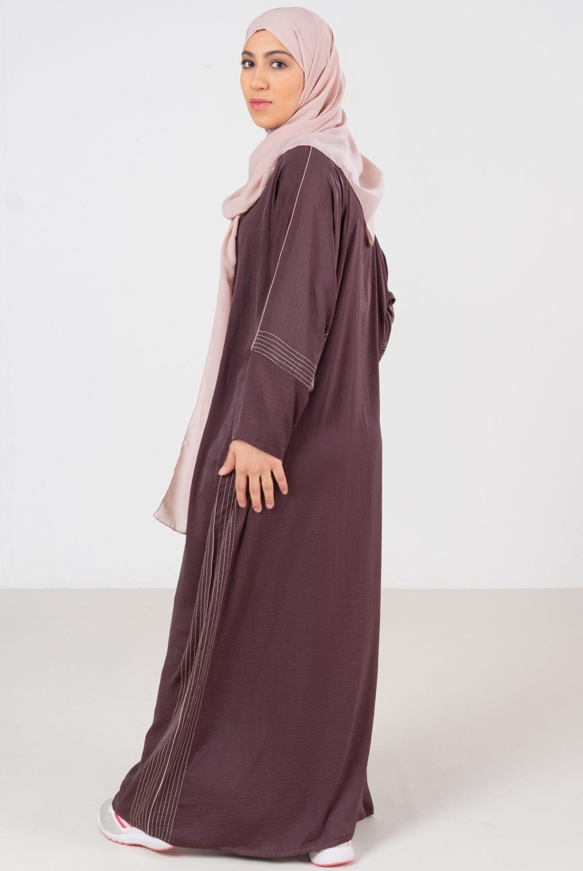 جوهرة عباية كلاسيك حرير مغسول بتطريز كم طويل وردي