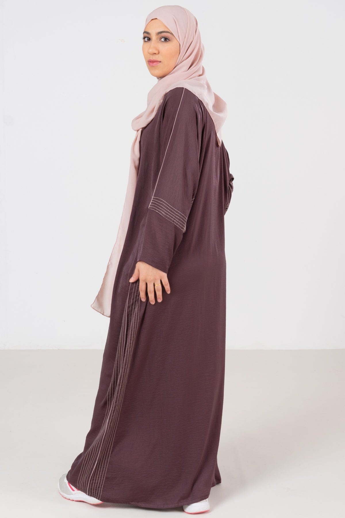 جوهرة عباية كلاسيك حرير مغسول بتطريز كم طويل وردي