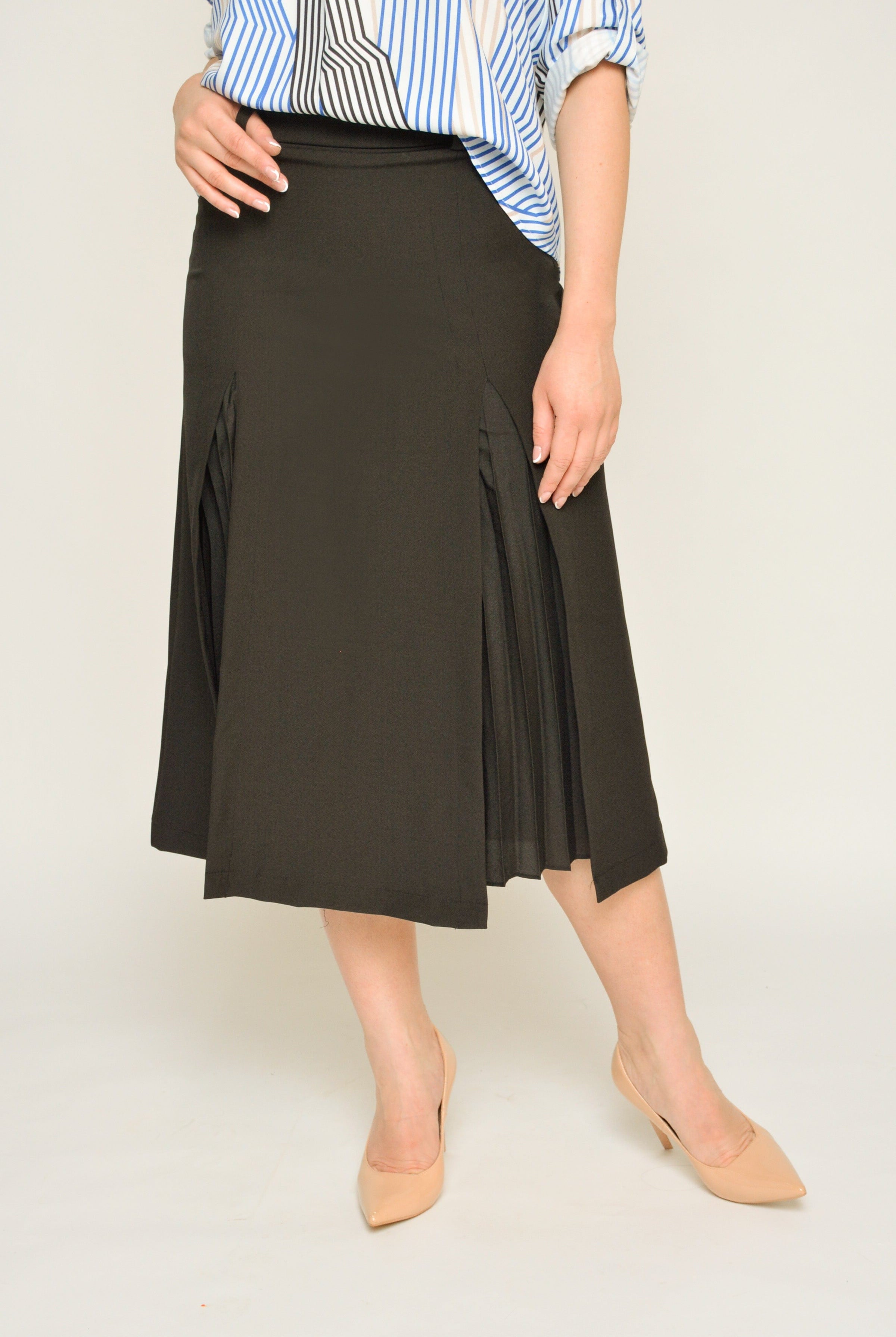 نتشي تنورة ميدي سادة ناعمة بكسرات صغيرة على الفخذين