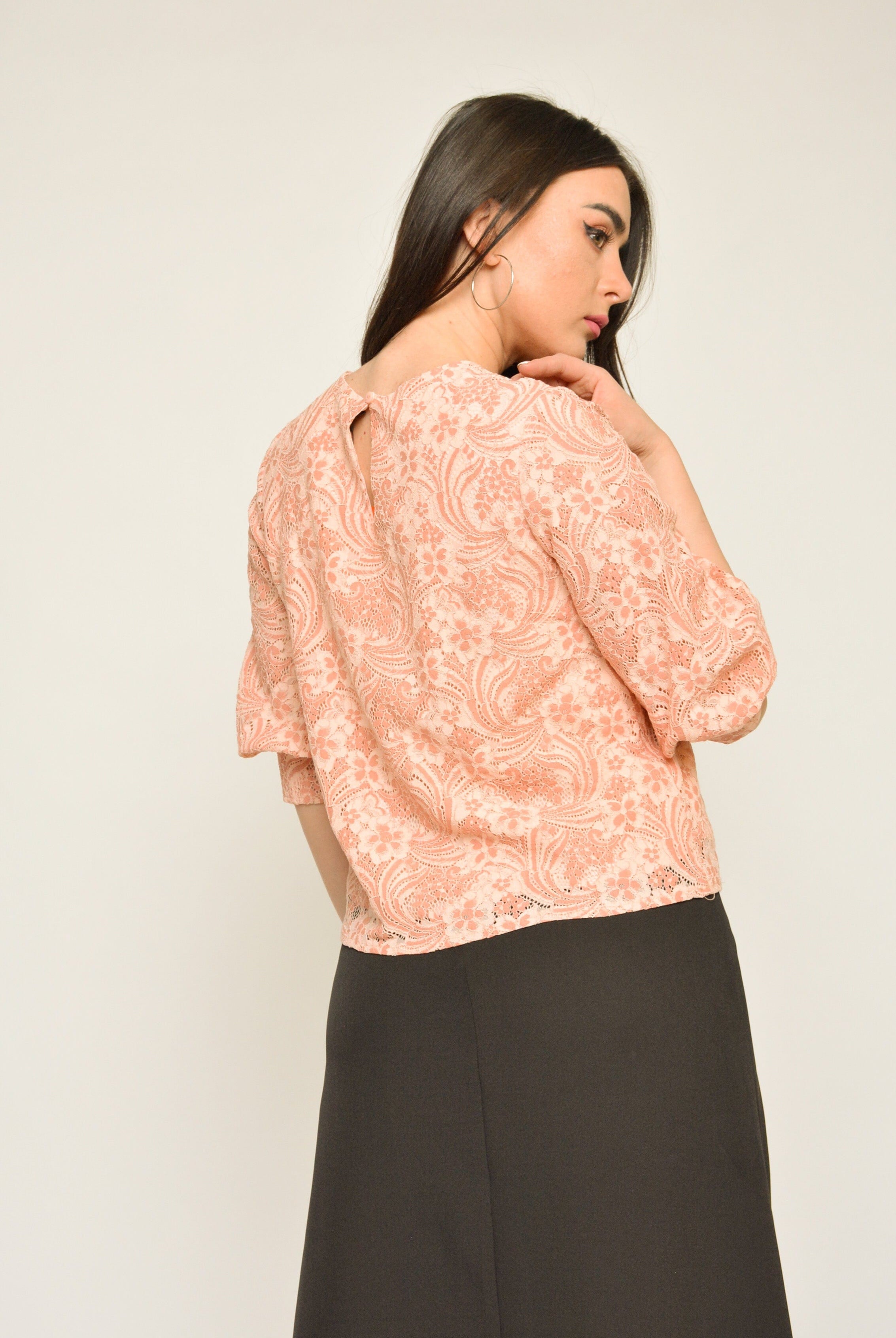 نتشي بلوزة دانتيل 3/4 كم منفوخ بأساور نسائي