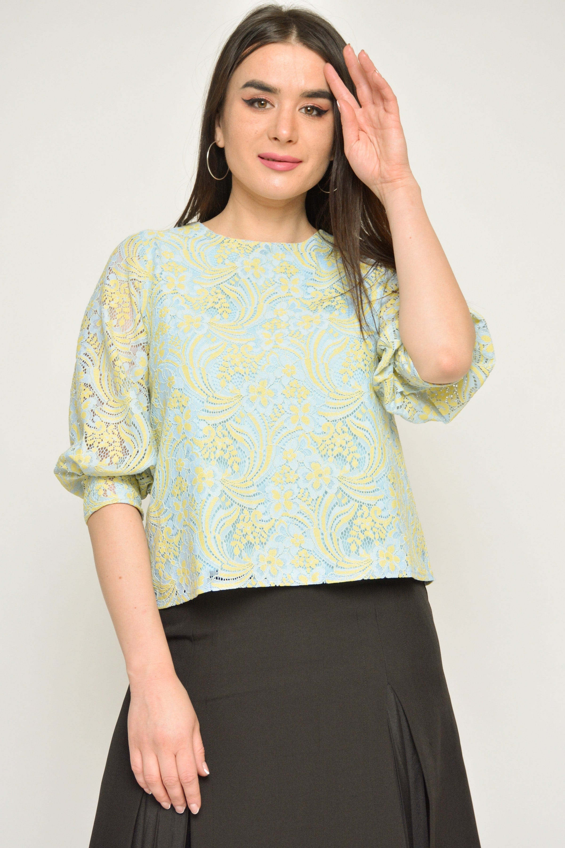 نتشي بلوزة دانتيل 3/4 كم منفوخ بأساور نسائي