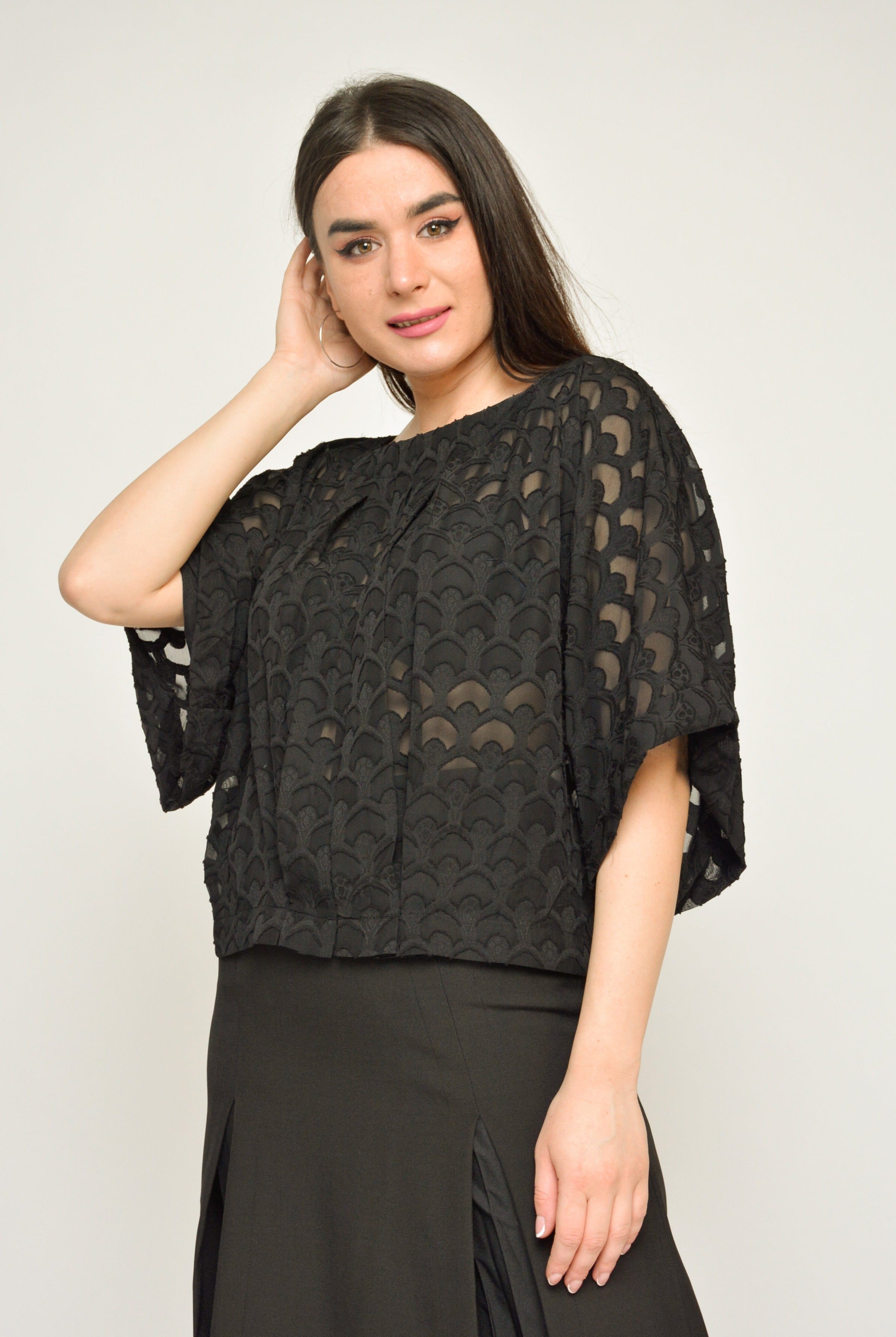 نتشي بلوزة دانتيل فراشة كم قصير نسائي