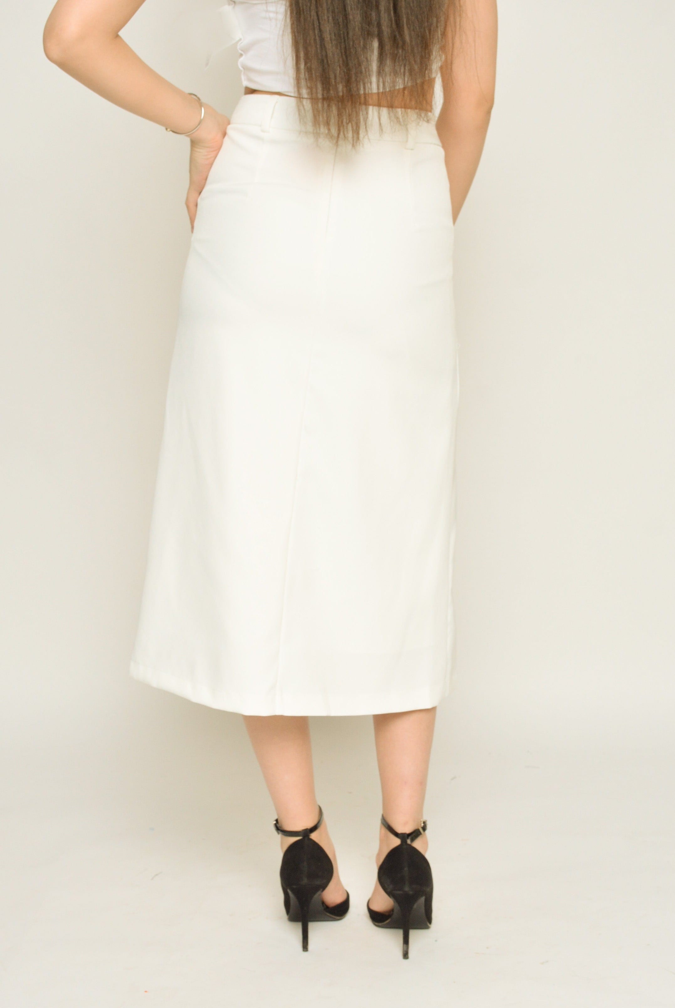 نتشي تنورة ميدي سادة ناعمة بكسرات صغيرة على الفخذين