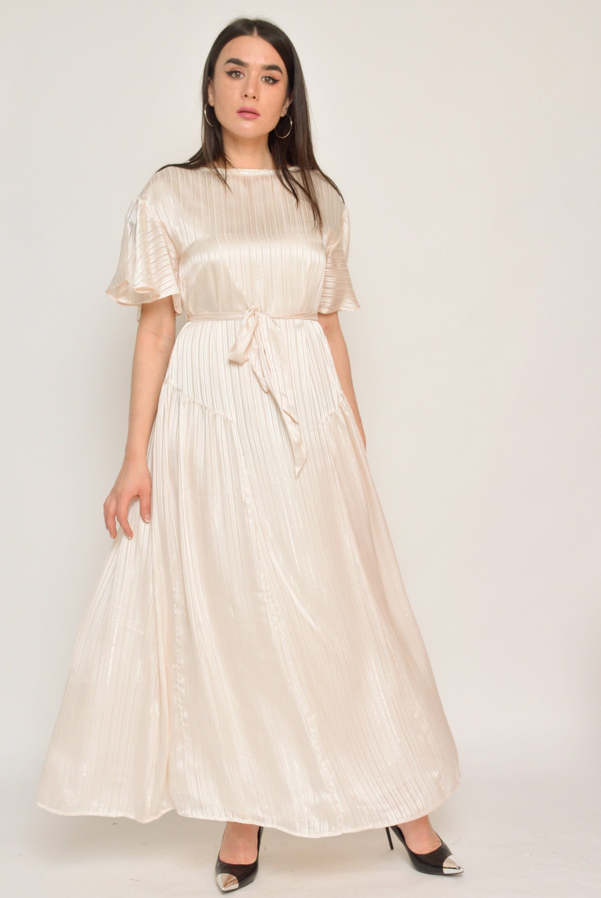 نتشي فستان طويل سادة ناعم بكسرات رقيقة برباط كم قصير