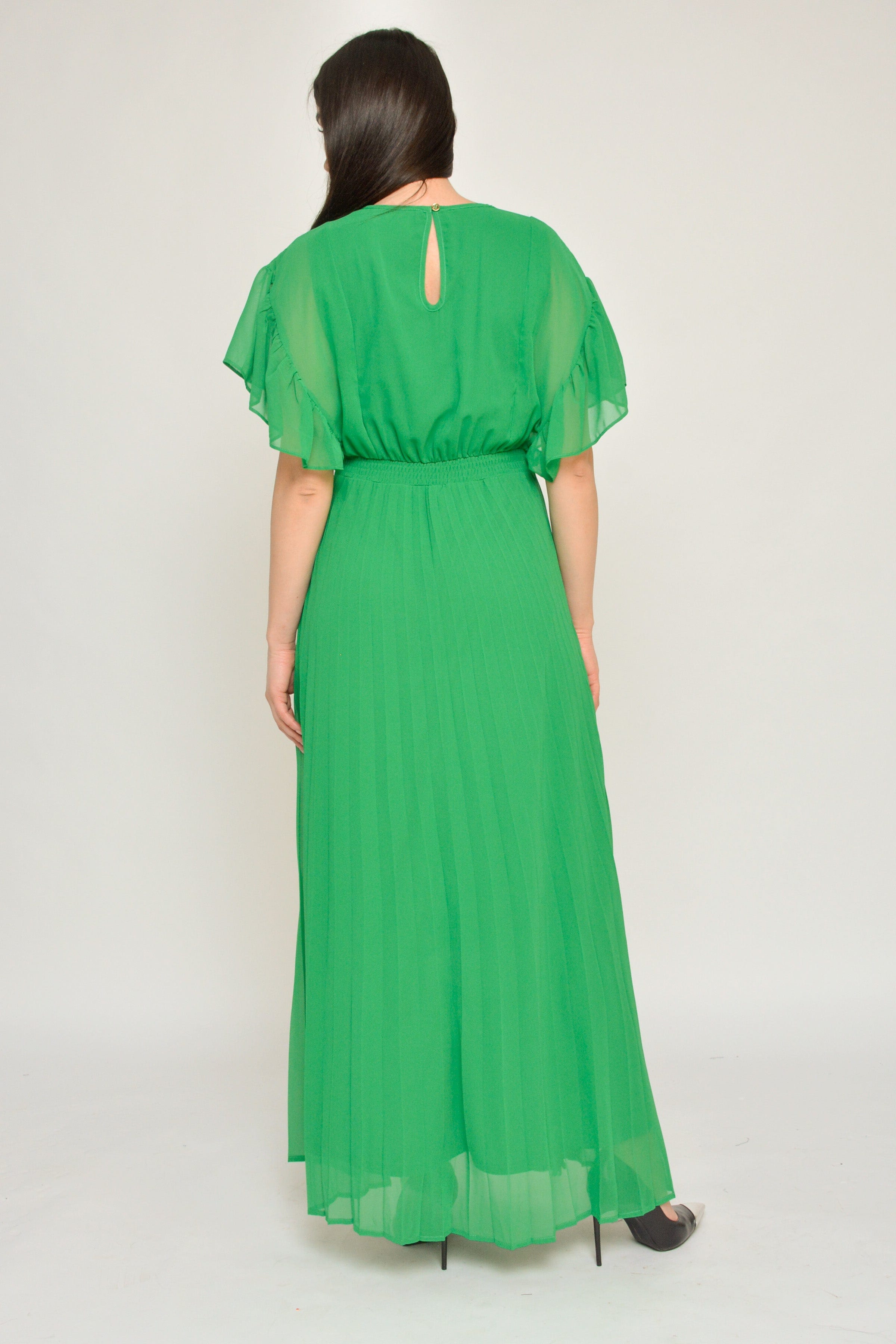 ูุชุดู ูุณุชุงู ุทููู ุดูููู ูุงุฌูุงู ูุณุฑุงุช ุนูู ุงูุตุฏุฑ ูู
ูุตูุฑ