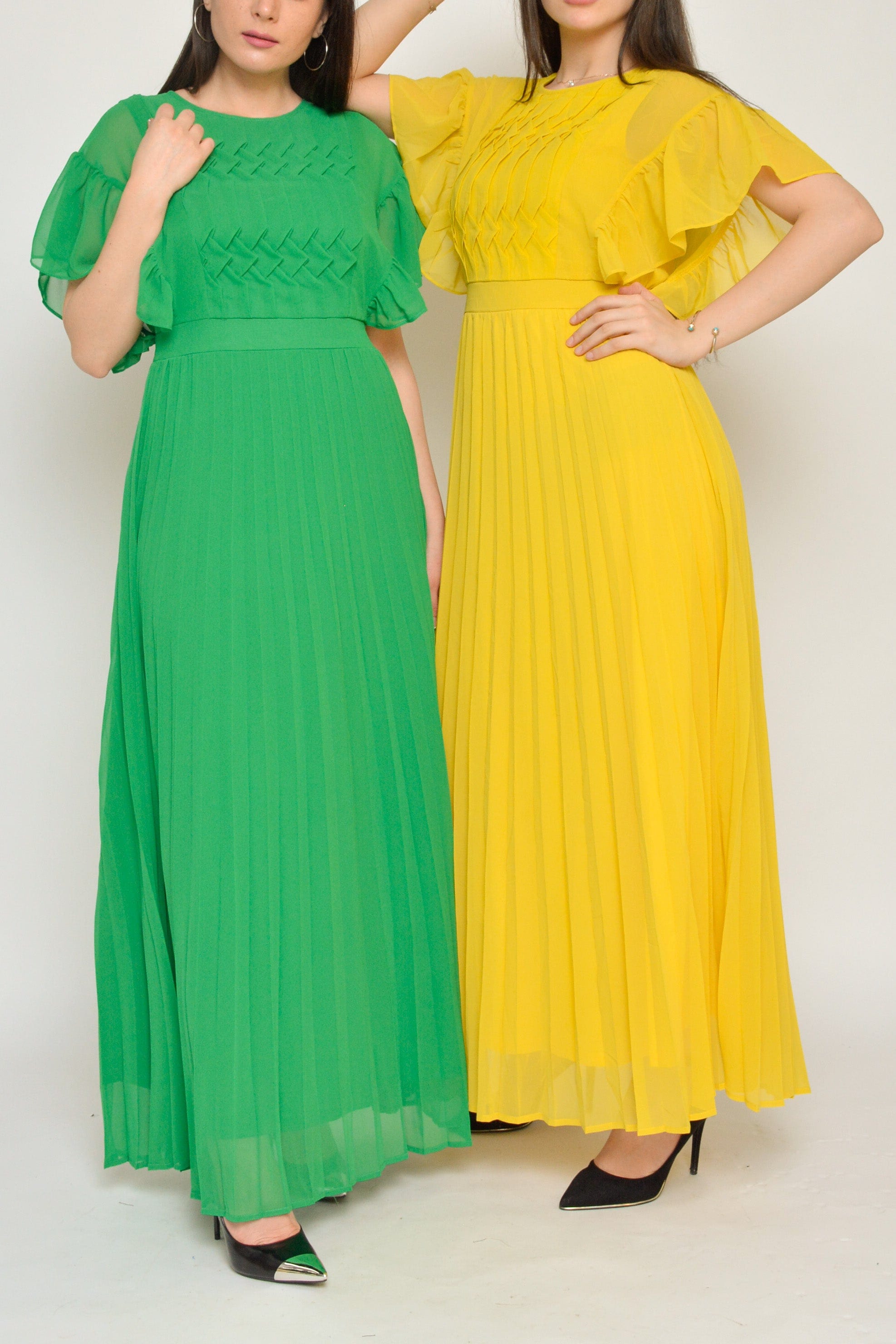 ูุชุดู ูุณุชุงู ุทููู ุดูููู ูุงุฌูุงู ูุณุฑุงุช ุนูู ุงูุตุฏุฑ ูู
ูุตูุฑ