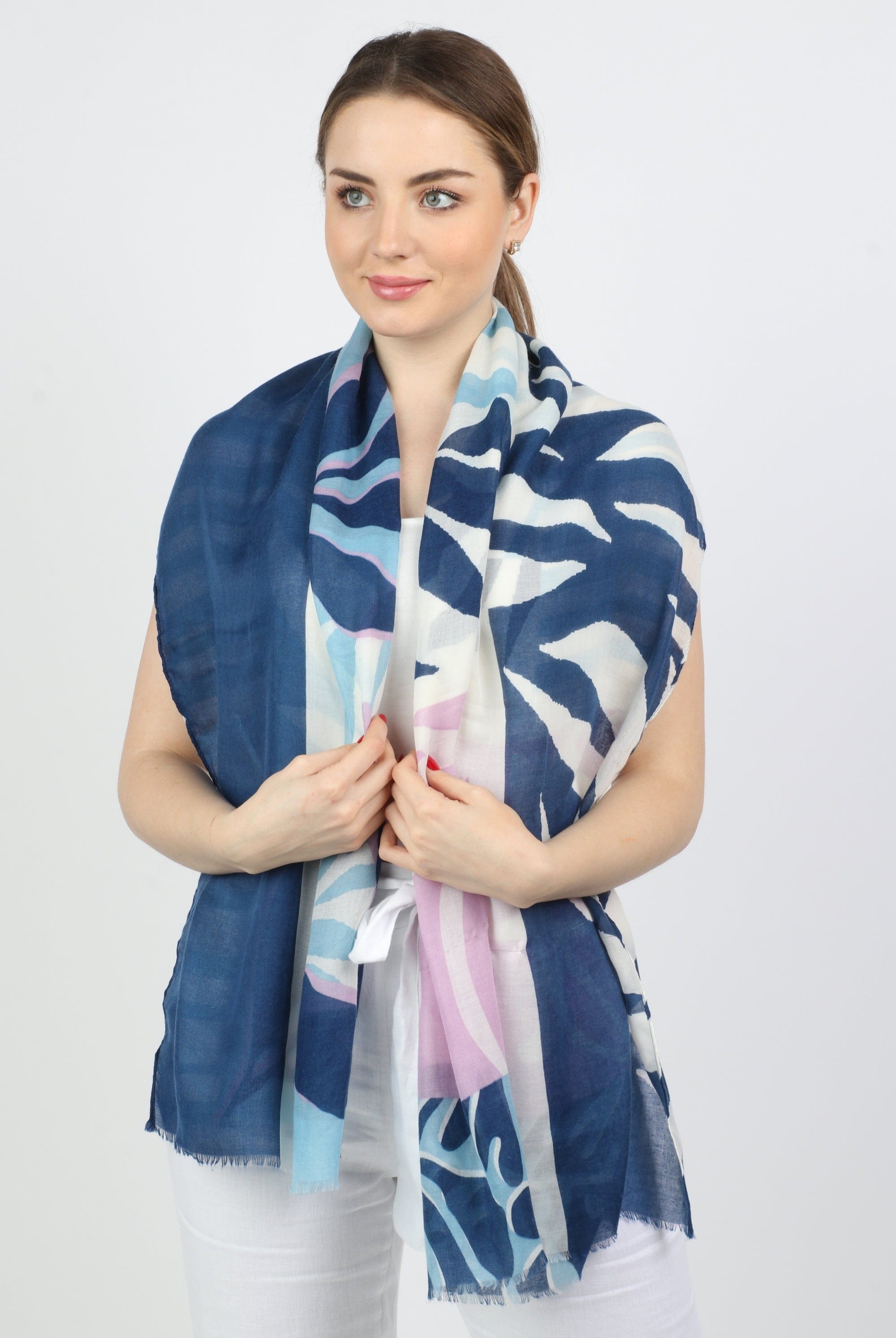 نتشي وشاح خفيف مشجر نسائي