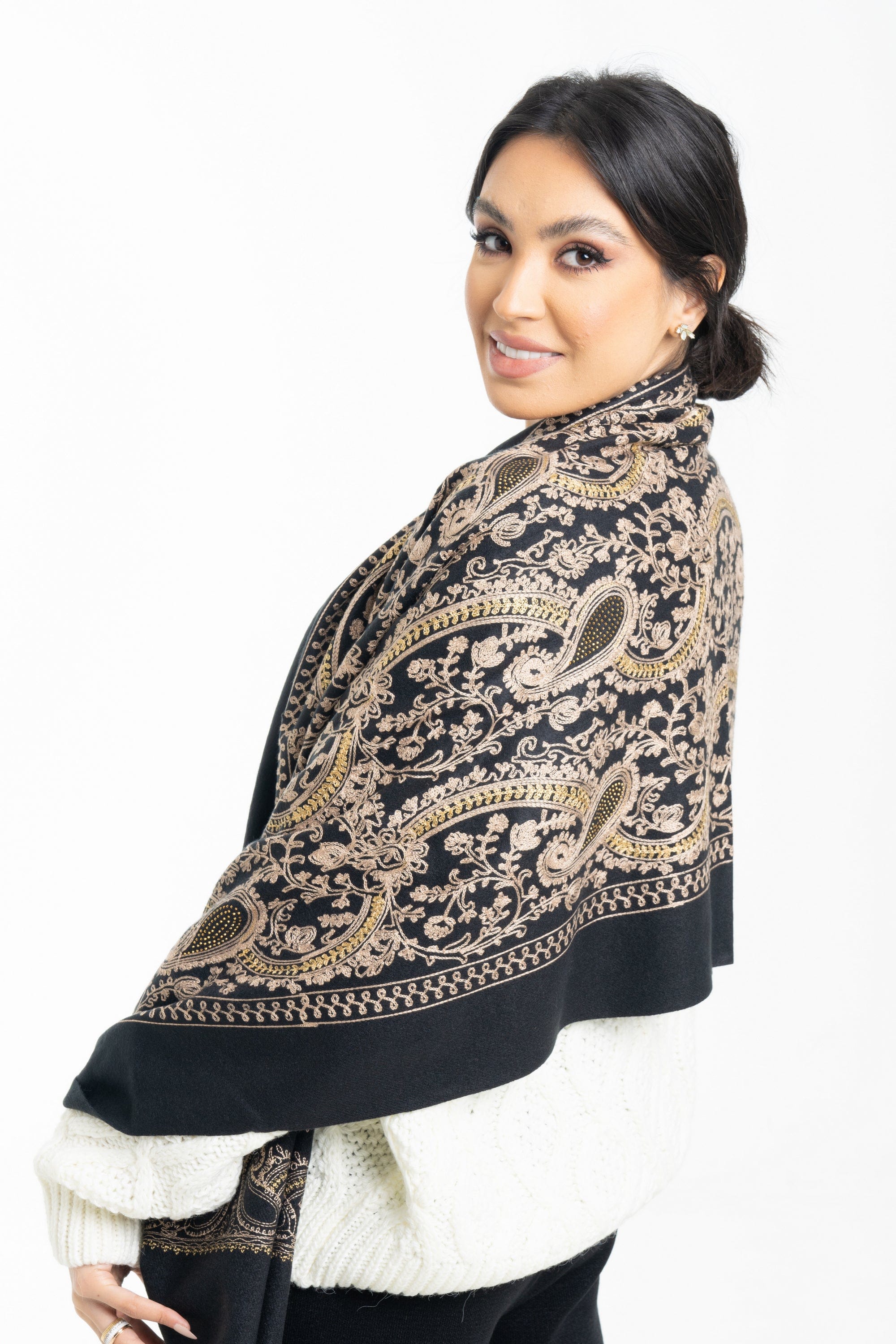 نتشي شال نسائي مطرز بورد