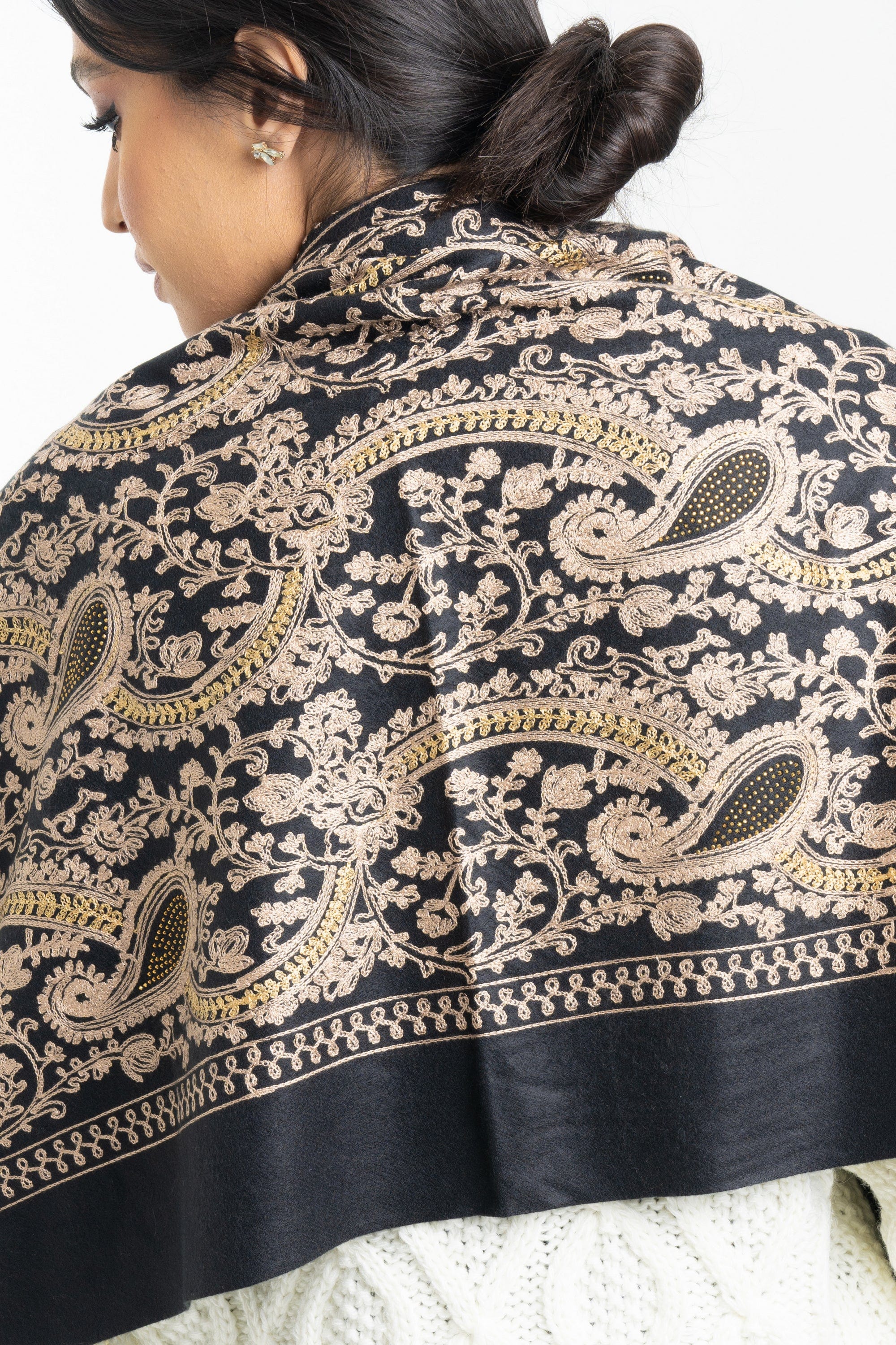 نتشي شال نسائي مطرز بورد