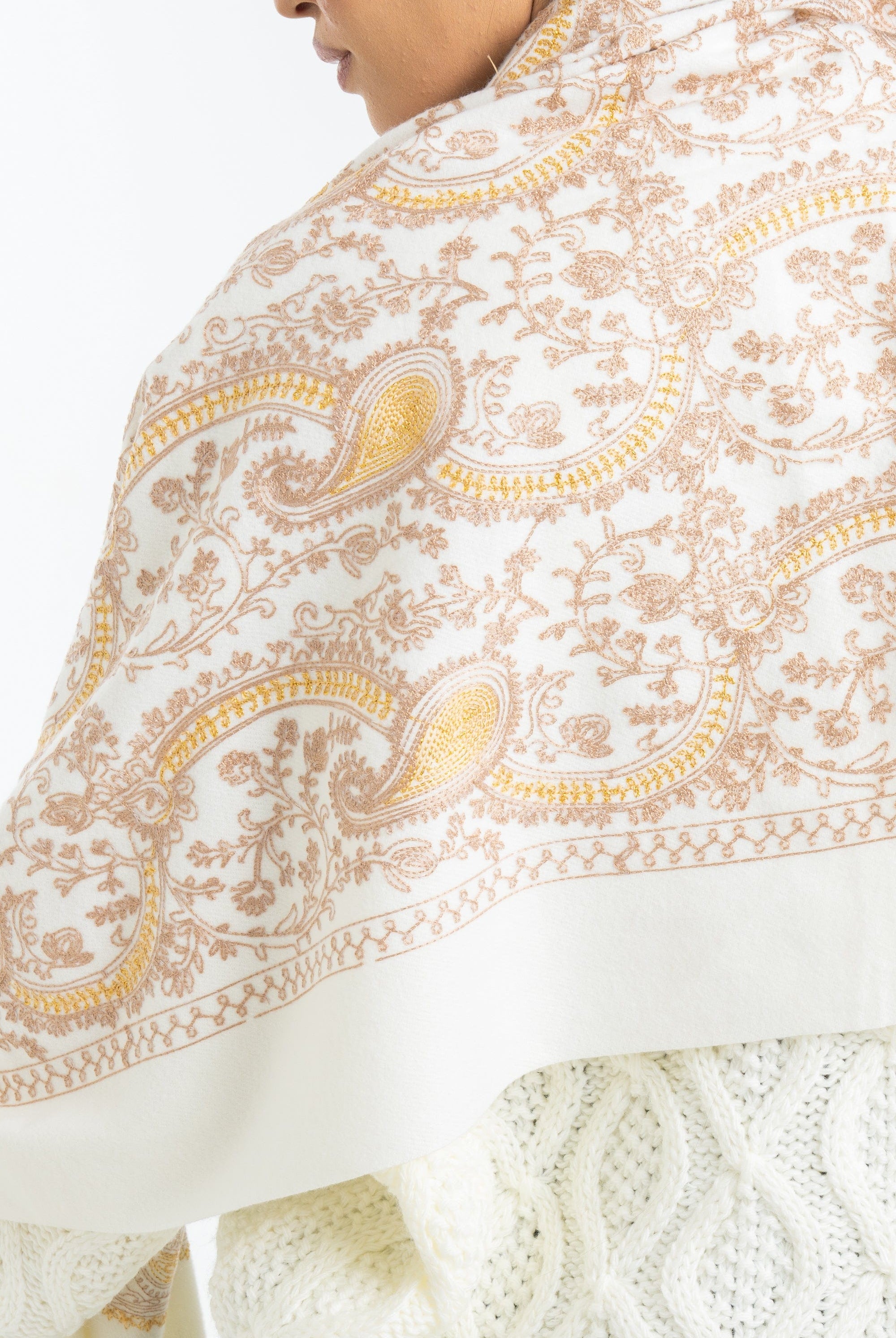 نتشي وشاح نسائي طويل بنقشة وردة