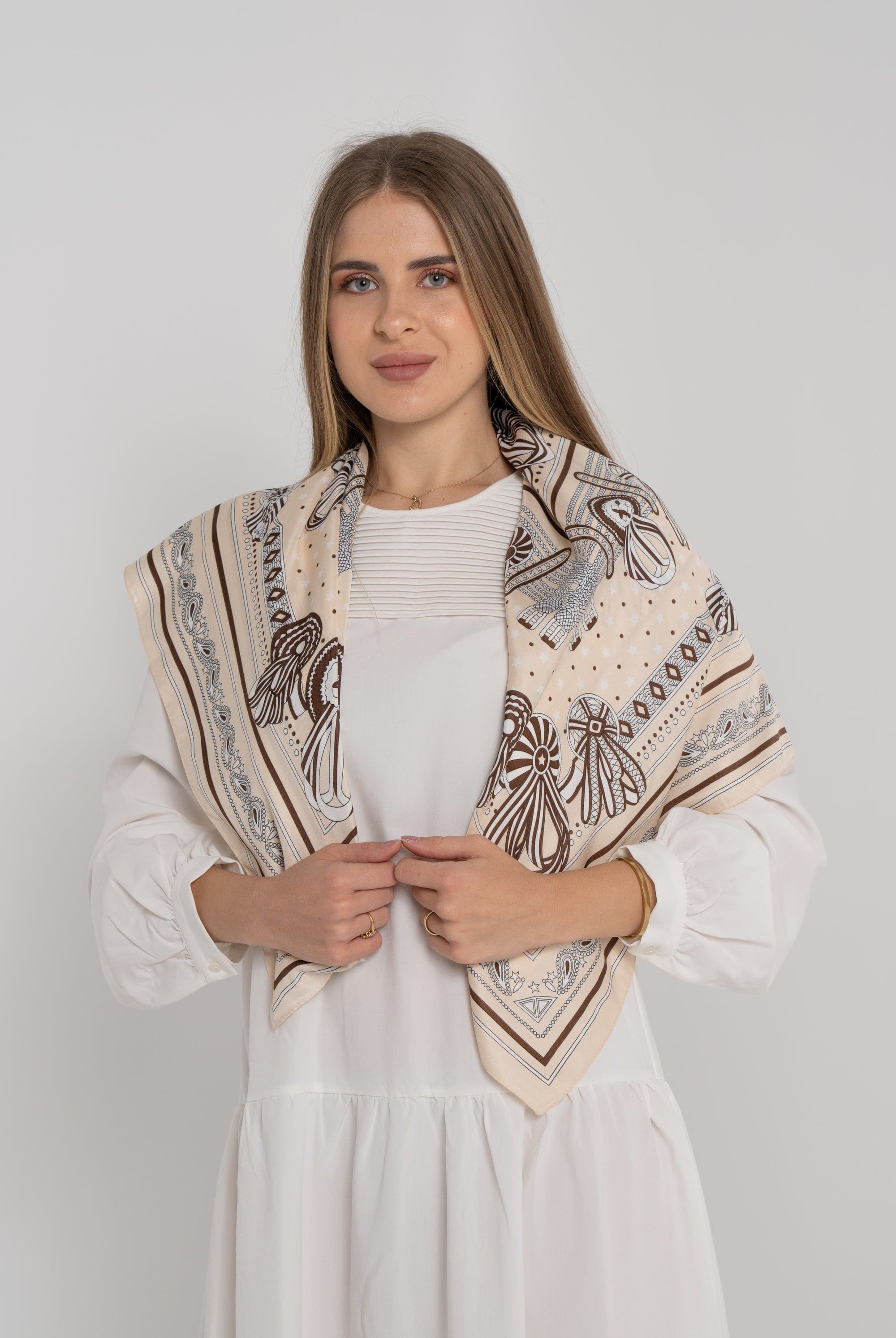 نتشي سكارف صغير مربع منقوش بيج