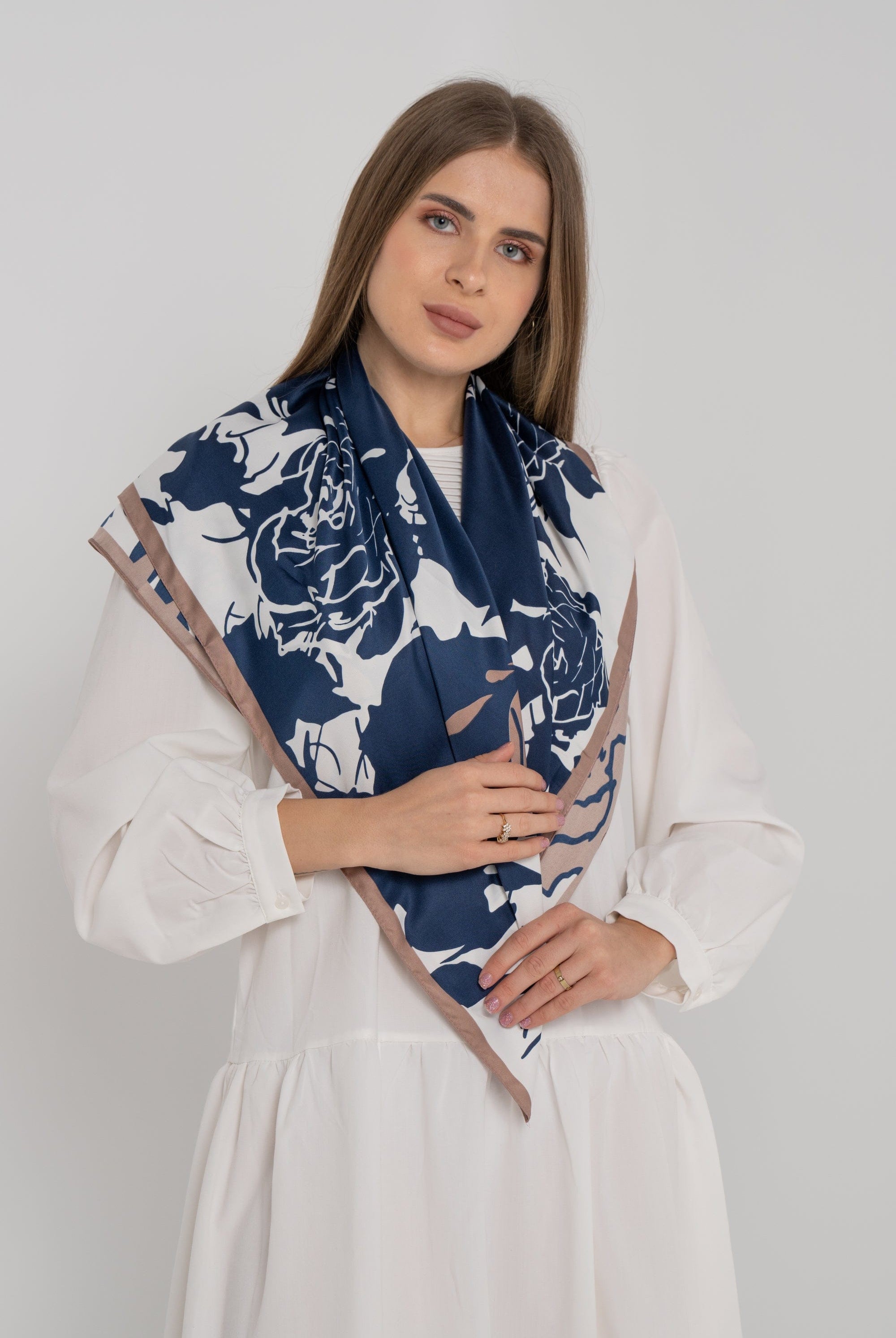 نتشي وشاح منقوش بخط ملون نسائي أزرق