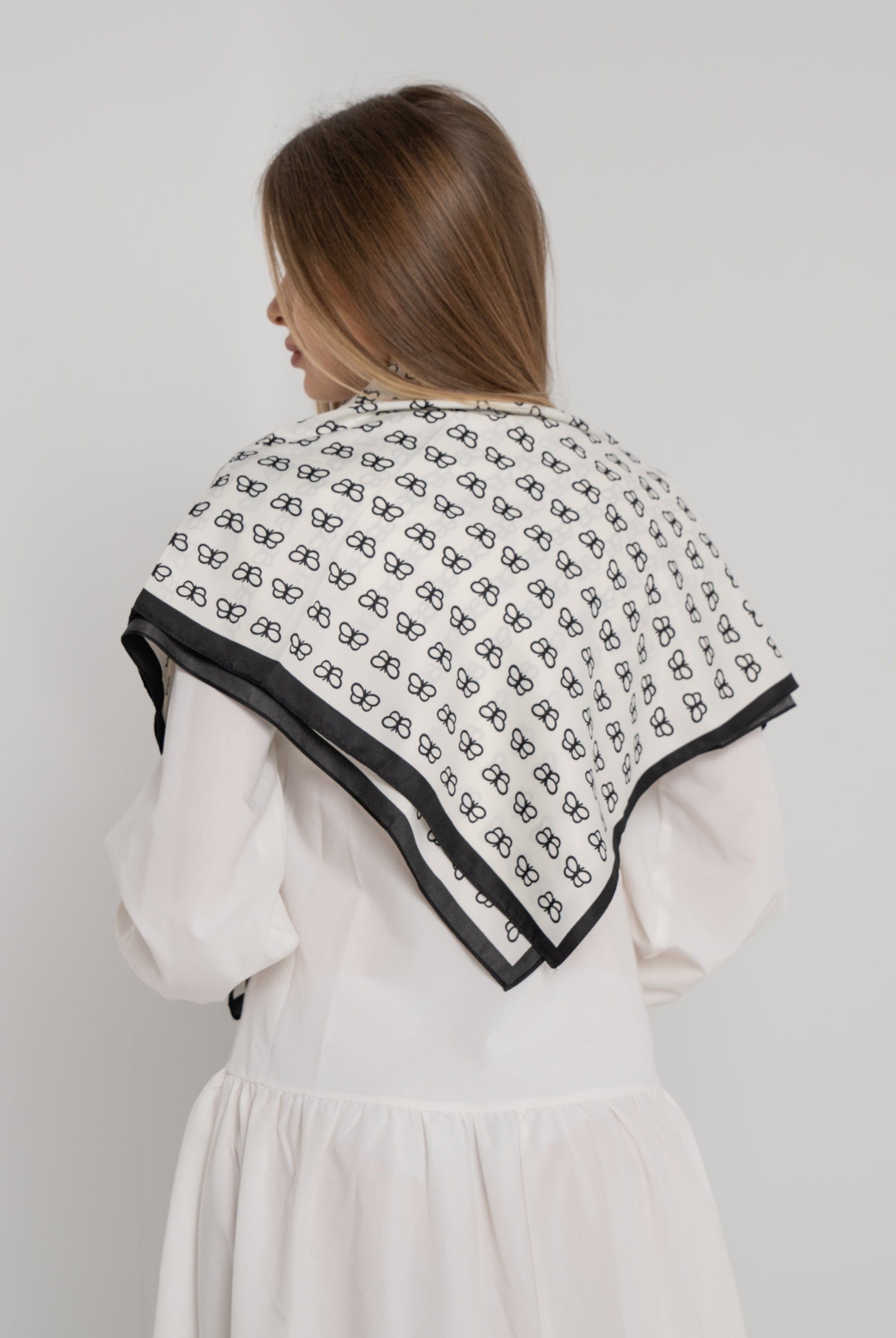 نتشي وشاح صغير مربع نسائي