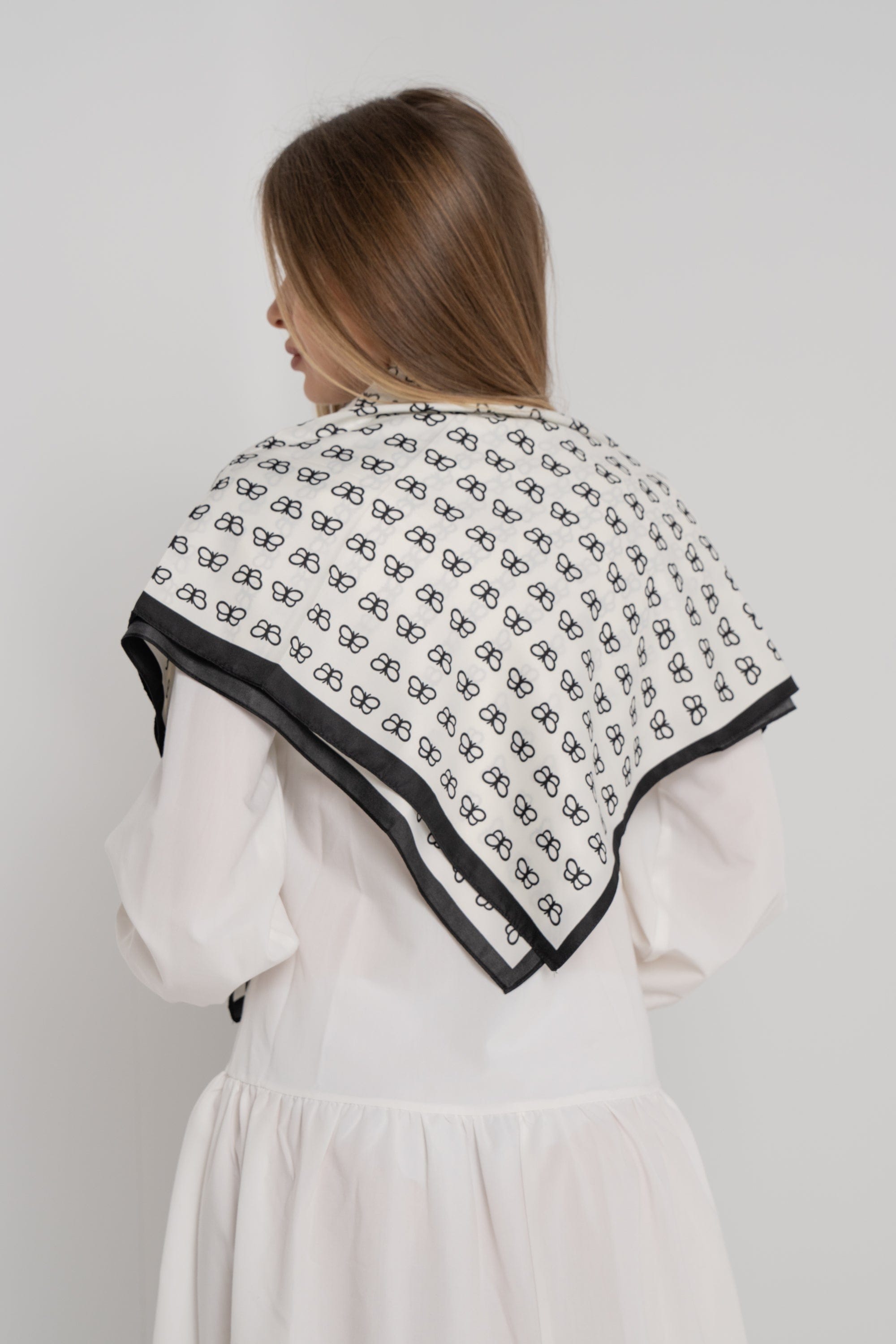 نتشي وشاح صغير مربع نسائي